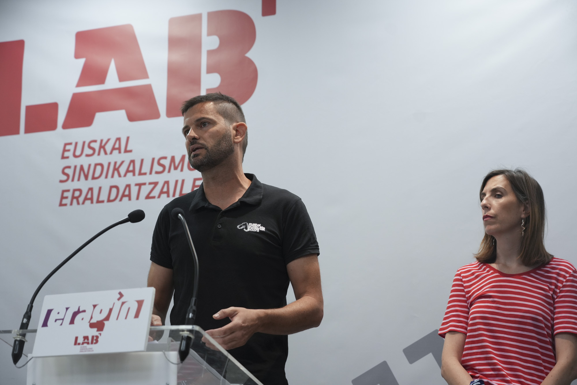Inko Iriarte eta Ainhize Muniozguren LABeko ordezkariak, gaur, Iruñean. JAGOBA MANTEROLA / FOKU