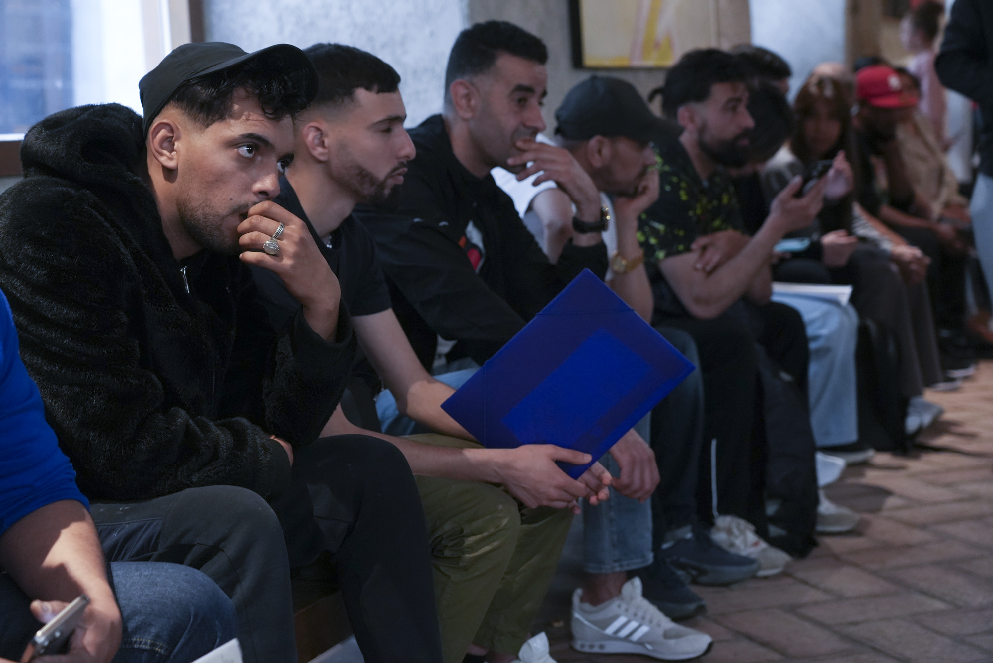 Hainbat migratzaile eskerak egiteko zain, artxiboko irudian. JAGOBA MANTEROLA / FOKU