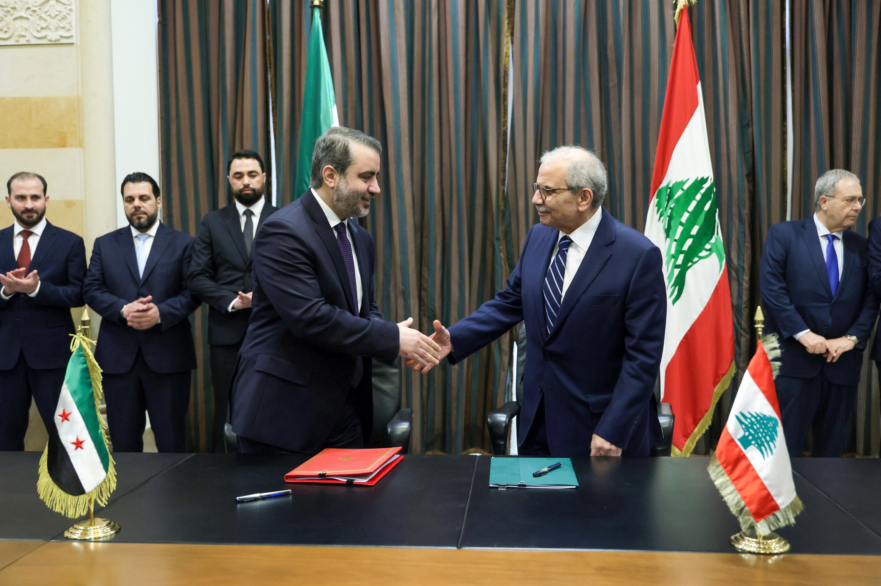 Asaad al-Xaibani Siriako Atzerri ministroa eta Nawaf Salam Libanoko lehen ministroa, gaur, Beiruten. WAEL HAMZEH / EFE