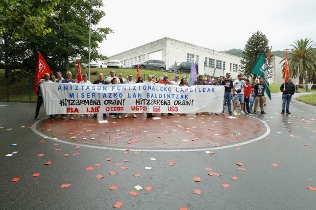 (ID_15146475) (/@FOKU) 2025-07-15, Donostia. Gureak eta enplegu zentro berezietako sindikatuek elkarretaratzea deitu dute EAEko hit... (ID_15146475) (/@FOKU) 2025-07-15, Donostia. Gureak eta enplegu zentro berezietako sindikatuek elkarretaratzea deitu dute EAEko hit...