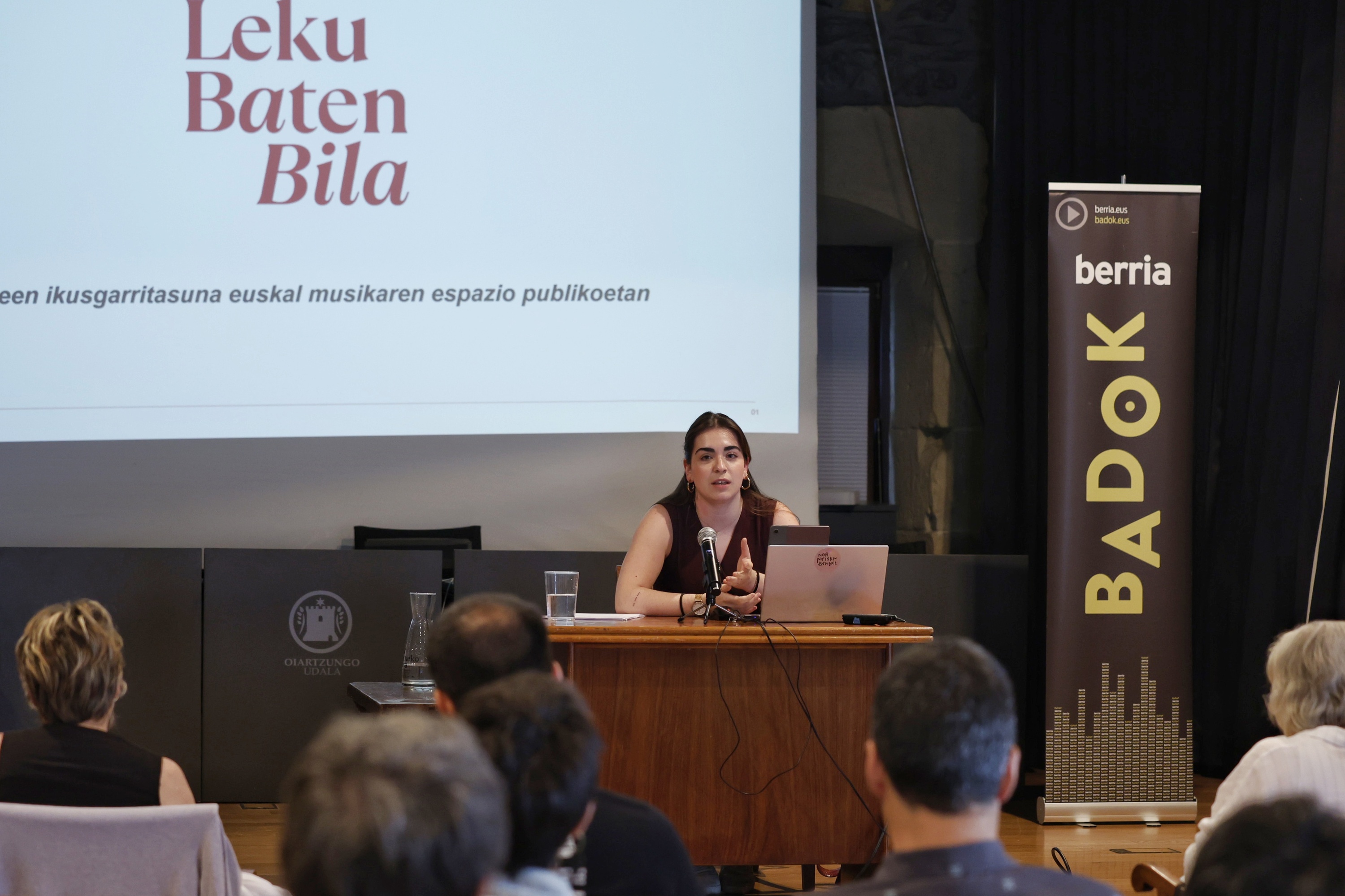 Iraia Cambra, gaur, Oiartzungo udalatxean bere hitzaldia ematen. MAIALEN ANDRES / FOKU