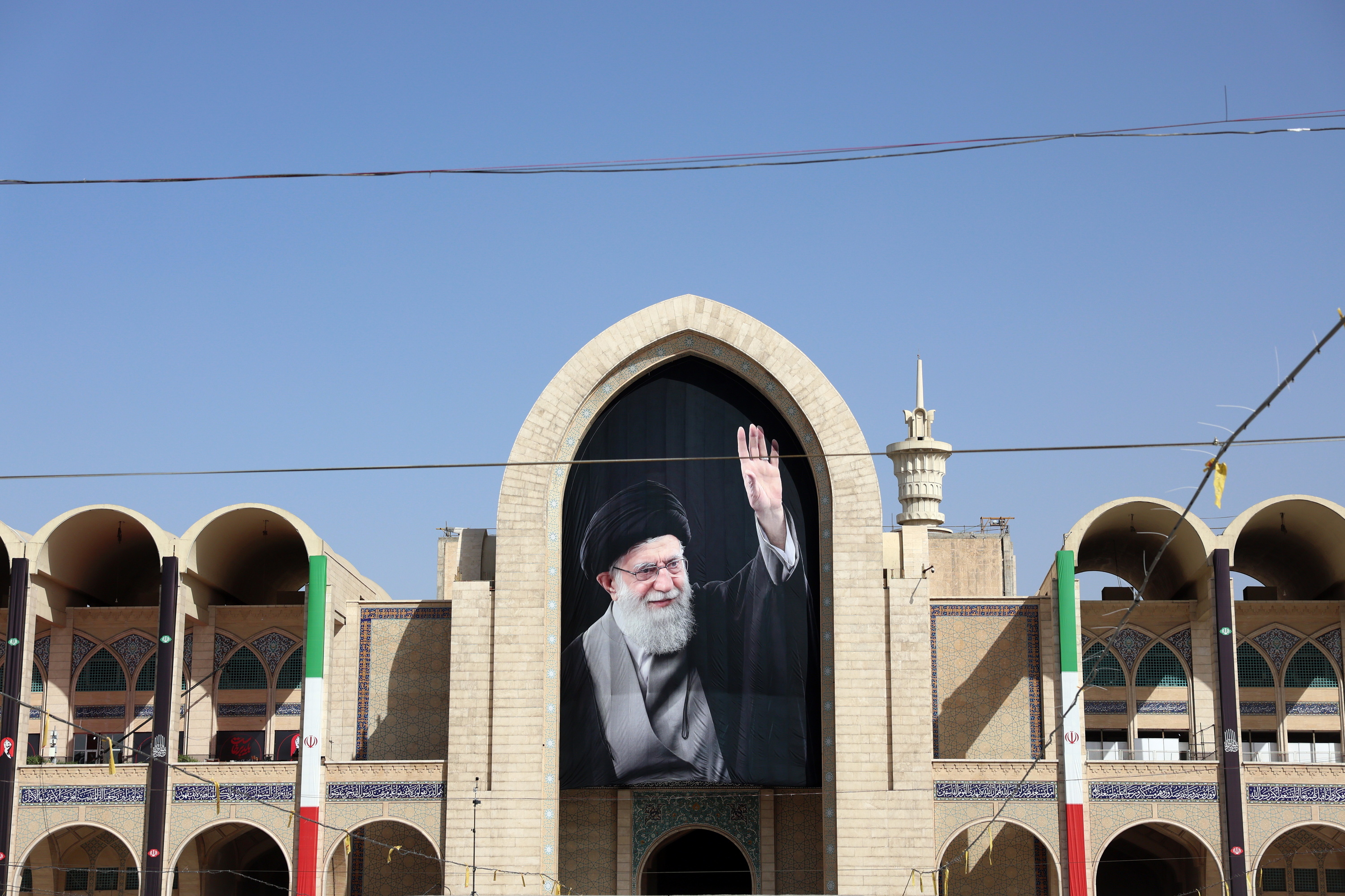 Ali Khameneiren irudi bat gaur, Teherango Mosala meskitan. Han omenduko dute. ABEDIN TAHERKENAREH / EFE