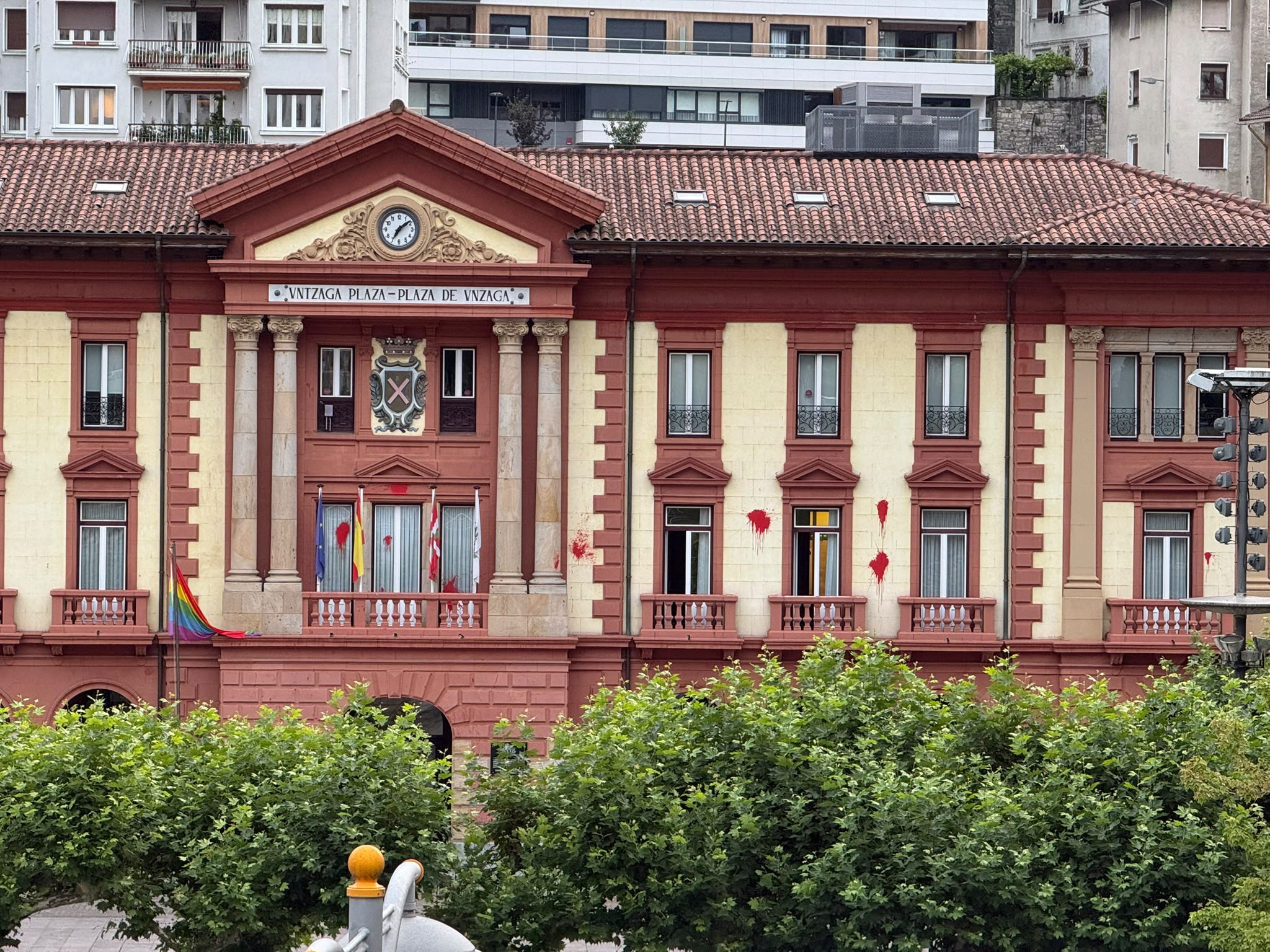 Eibarko udaletxean pintaketak egin dituzte gaur goizaldean. EIBARKO UDALA