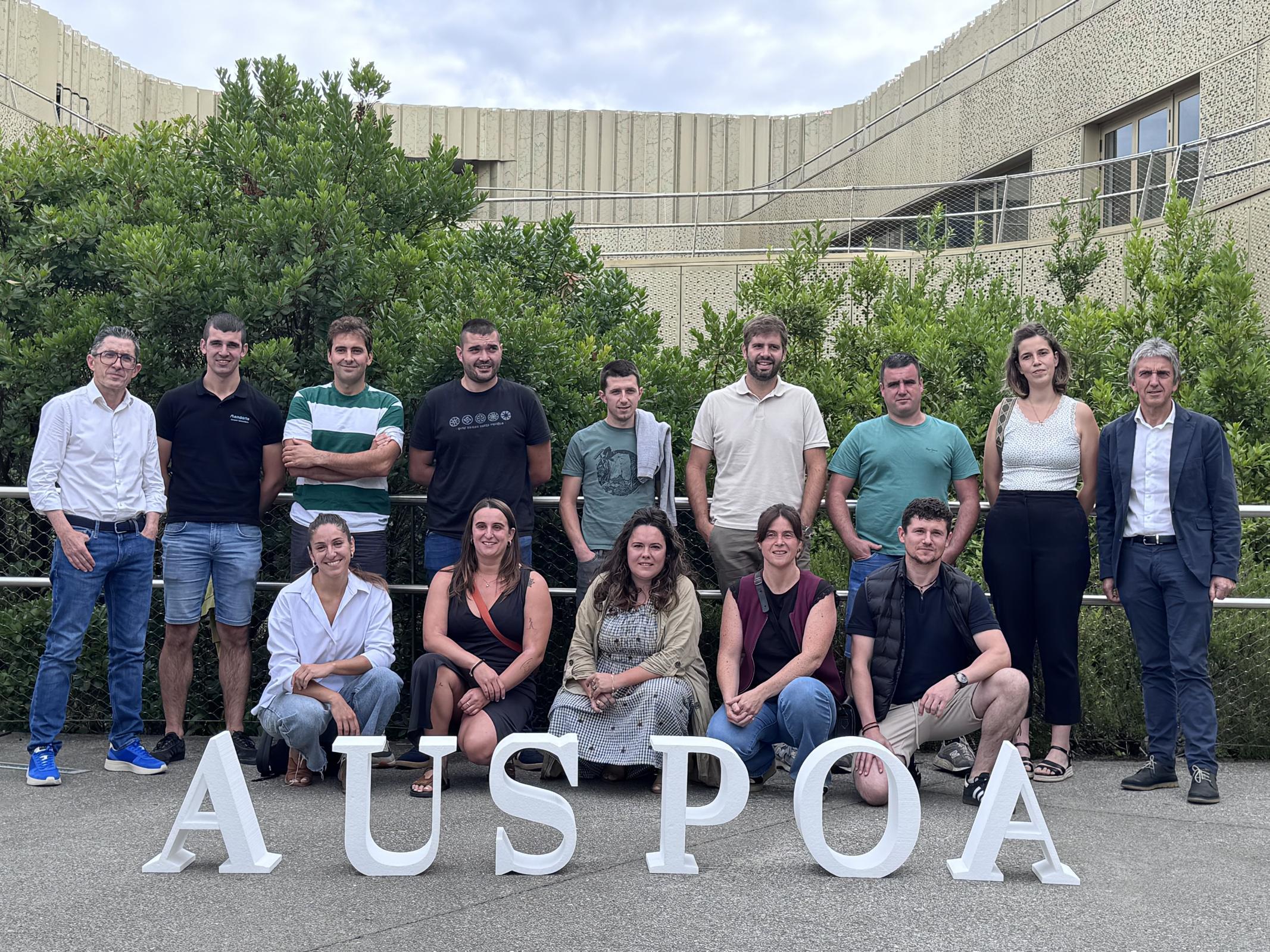 Auspoa Ekoizle Gazteak programarako hautatutako hamar proiektuen arduradunak. GIPUZKOAKO FORU ALDUNDIA Auspoa Ekoizle Gazteak programarako hautatutako hamar proiektuen arduradunak. GIPUZKOAKO FORU ALDUNDIA