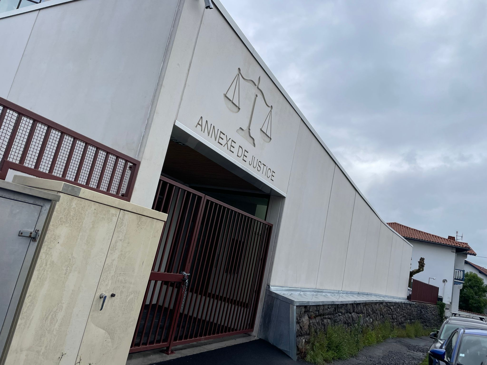 Hendaiako atxikitze zentroaren justizia eraikin erantsia. AIMAR LOPEZ