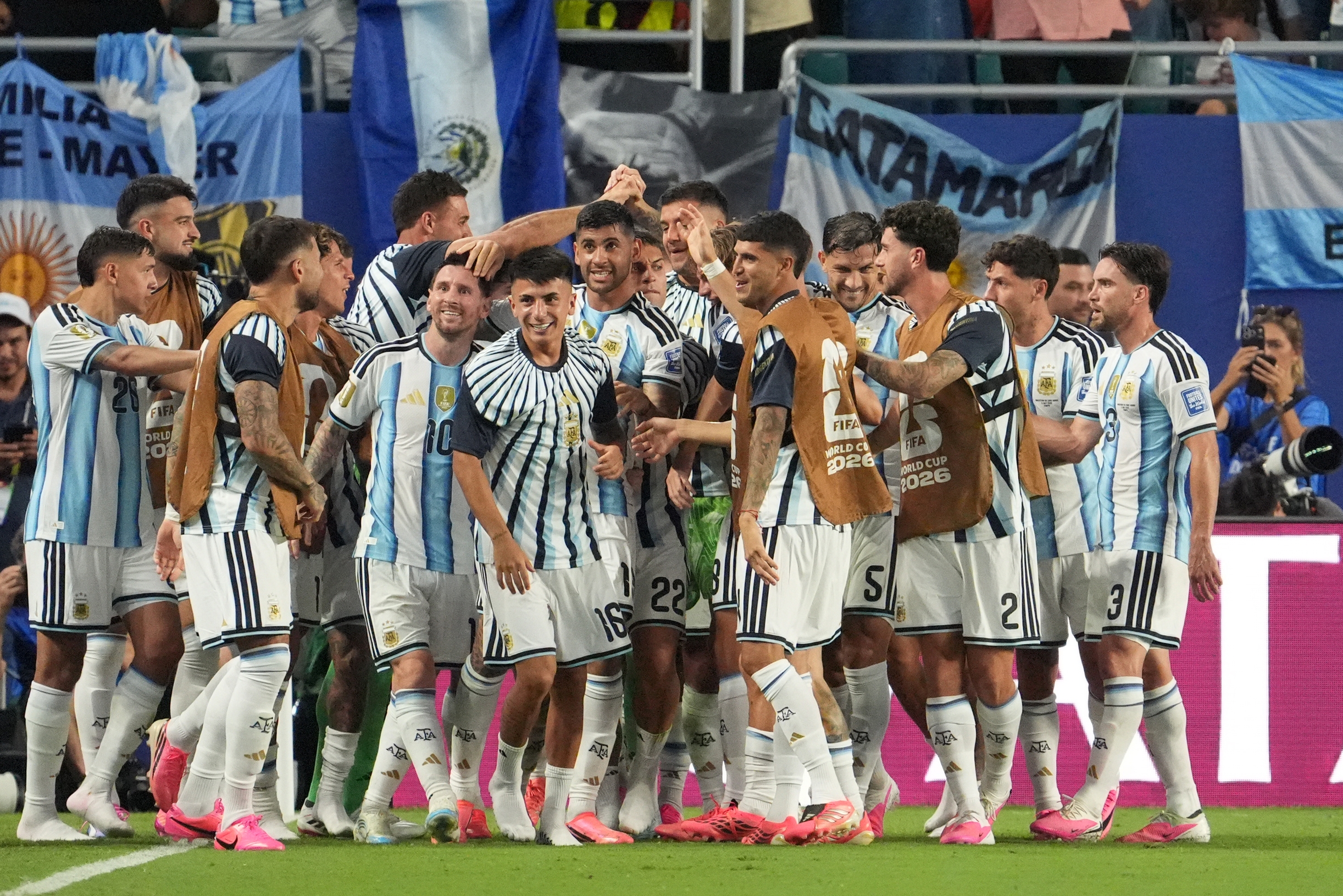 Argentinako jokalariak Lisandro Martinezen gola ospatzen. ALBERTO BOAL / EFE