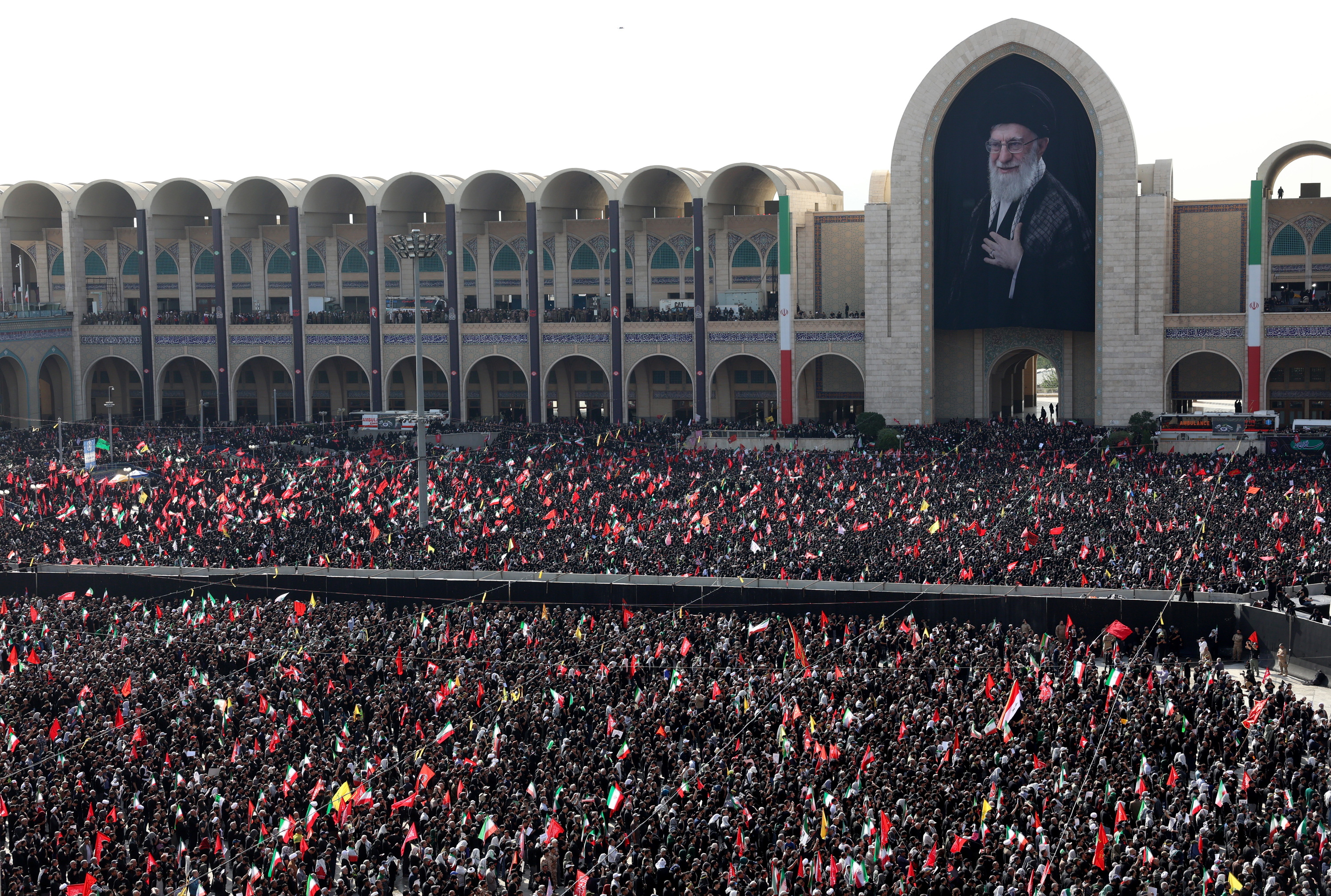 Khameneiren zaleak Teherango Mosalla meskitaren inguruan, gaur. ABEDIN TAHERKENAREH / EFE