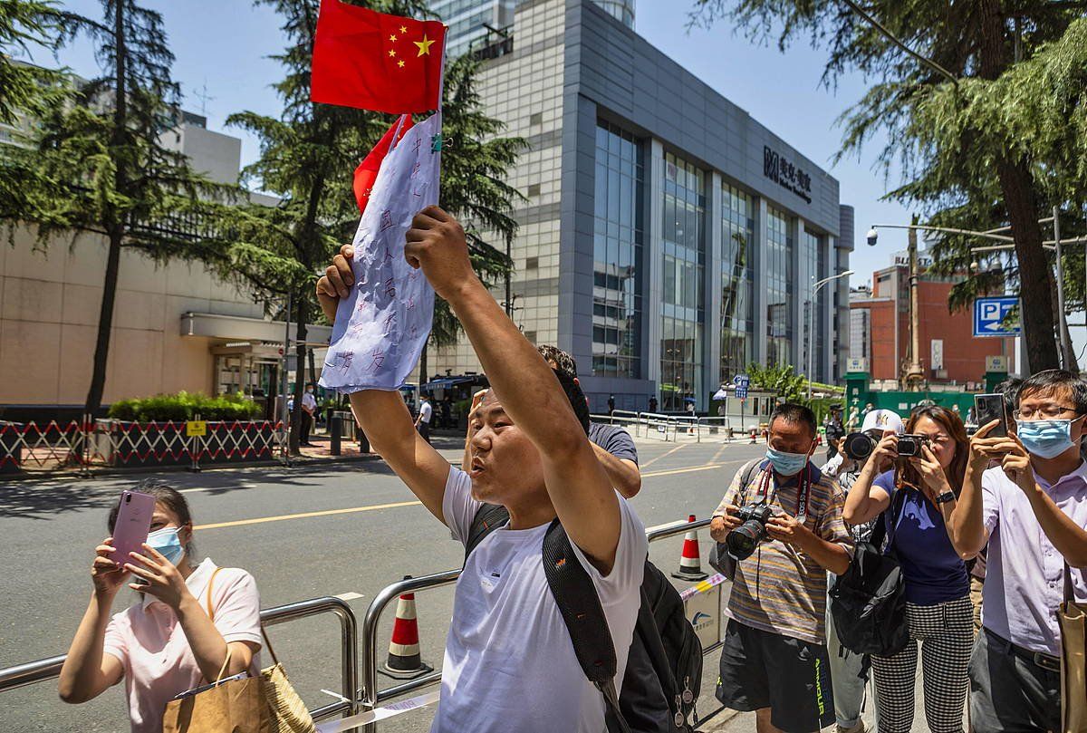 Txinako Gobernuaren aldeko manifestariak, gaur, AEBen Chengdu hiriko kontsulatu izandakoaren parean. ALEX PLAVEVSKI, EFE