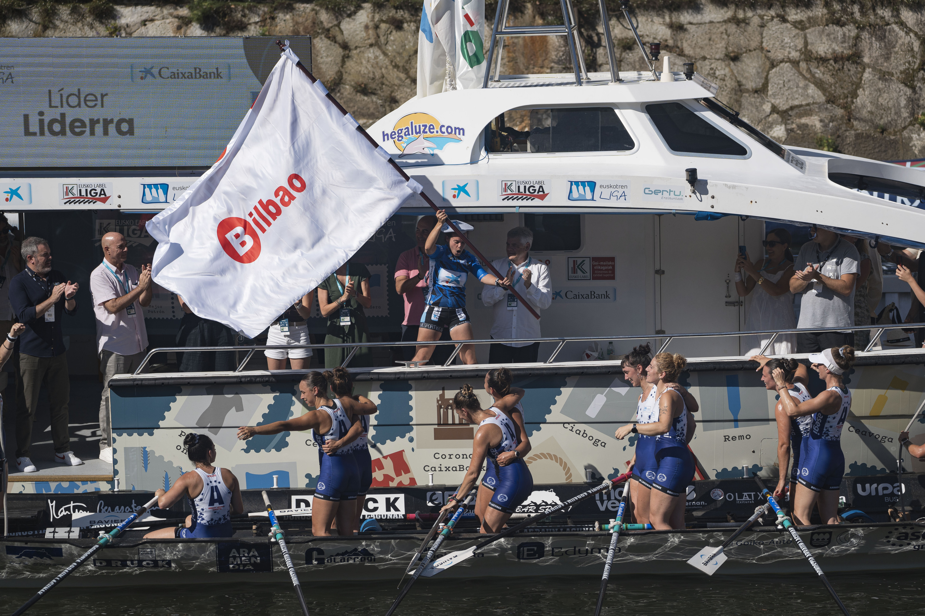 Arraun Lagunak traineruko eskifaia Bilboko bandera irabazi izana ospatzen. ARITZ LOIOLA / FOKU