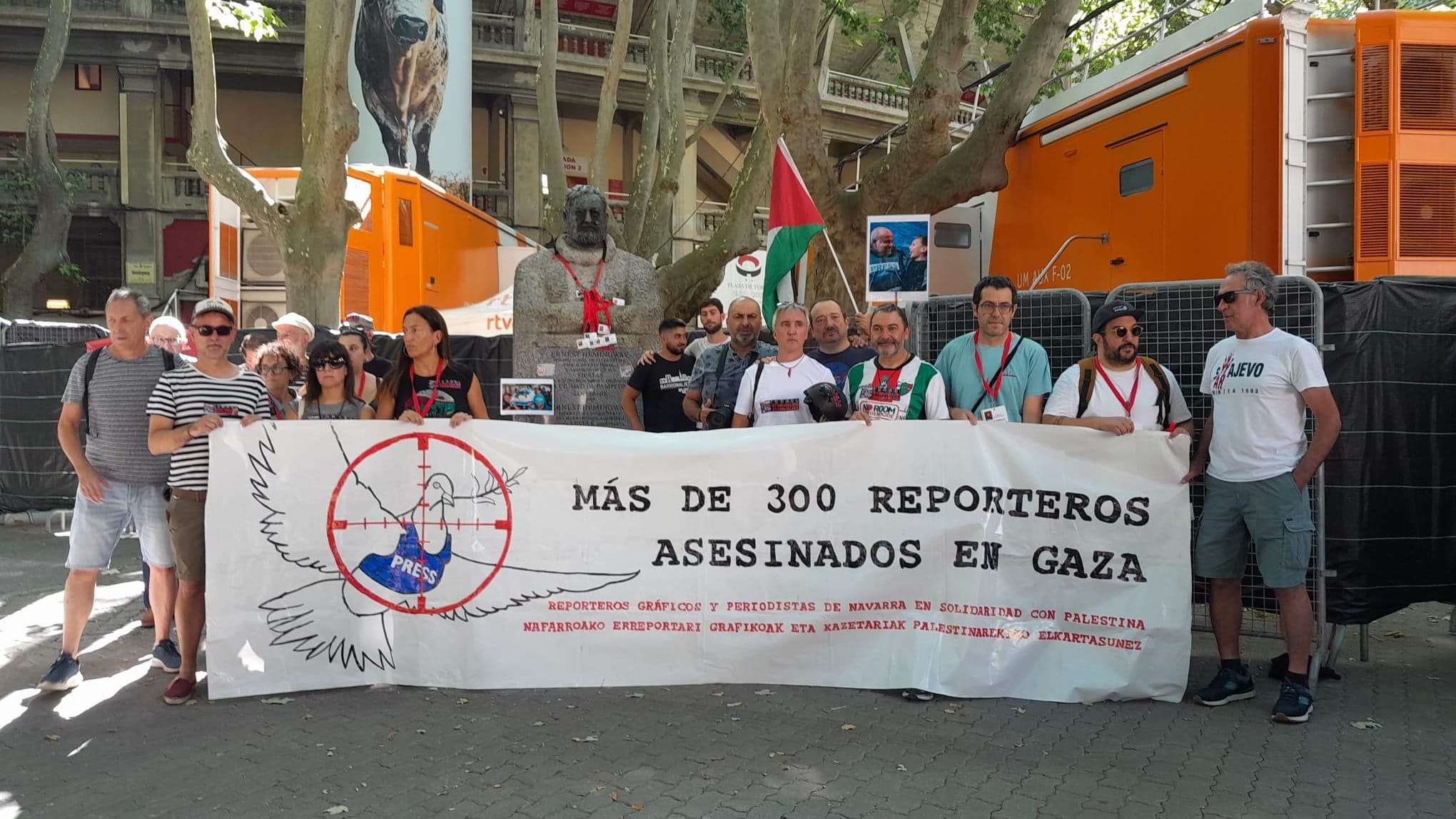 Kazetari nafarren protesta Gazan hildako kazetarien alde, atzo, Iruñean. IVAN BENITEZ 