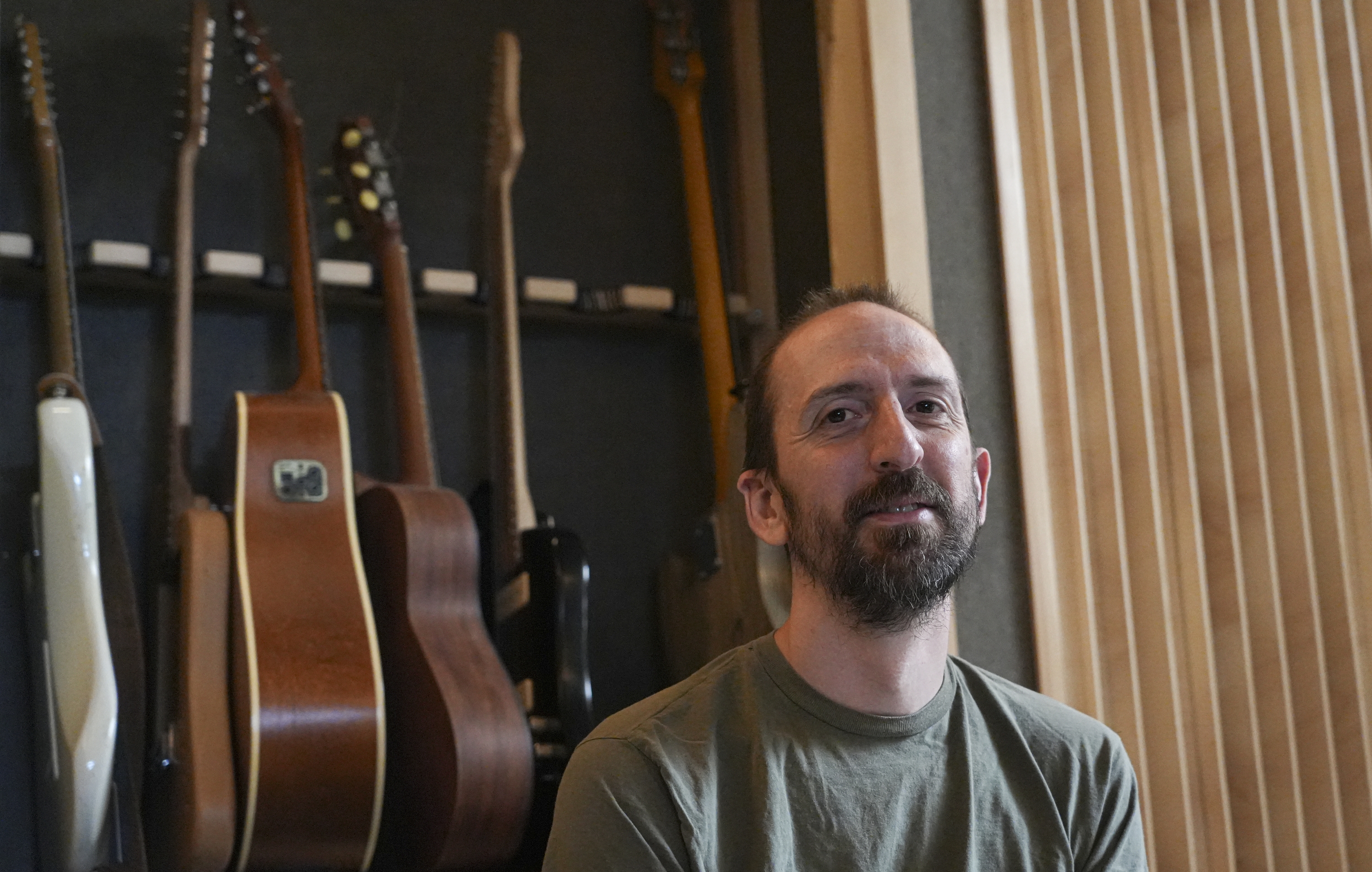 Iñaki Larraioz musikaria, Larraintzarren duen estudioan. JAGOBA MANTEROLA / FOKU
