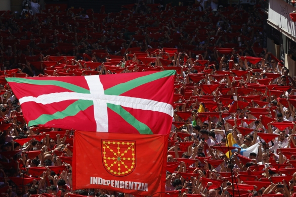 Banderek eta elkartasun ikurrek presentzia nabarmena izan dute Iruñeko Udaletxe plazan aurtengo txupinazoan. JESUS DIGES / EFE Banderek eta elkartasun ikurrek presentzia nabarmena izan dute Iruñeko Udaletxe plazan aurtengo txupinazoan. JESUS DIGES / EFE