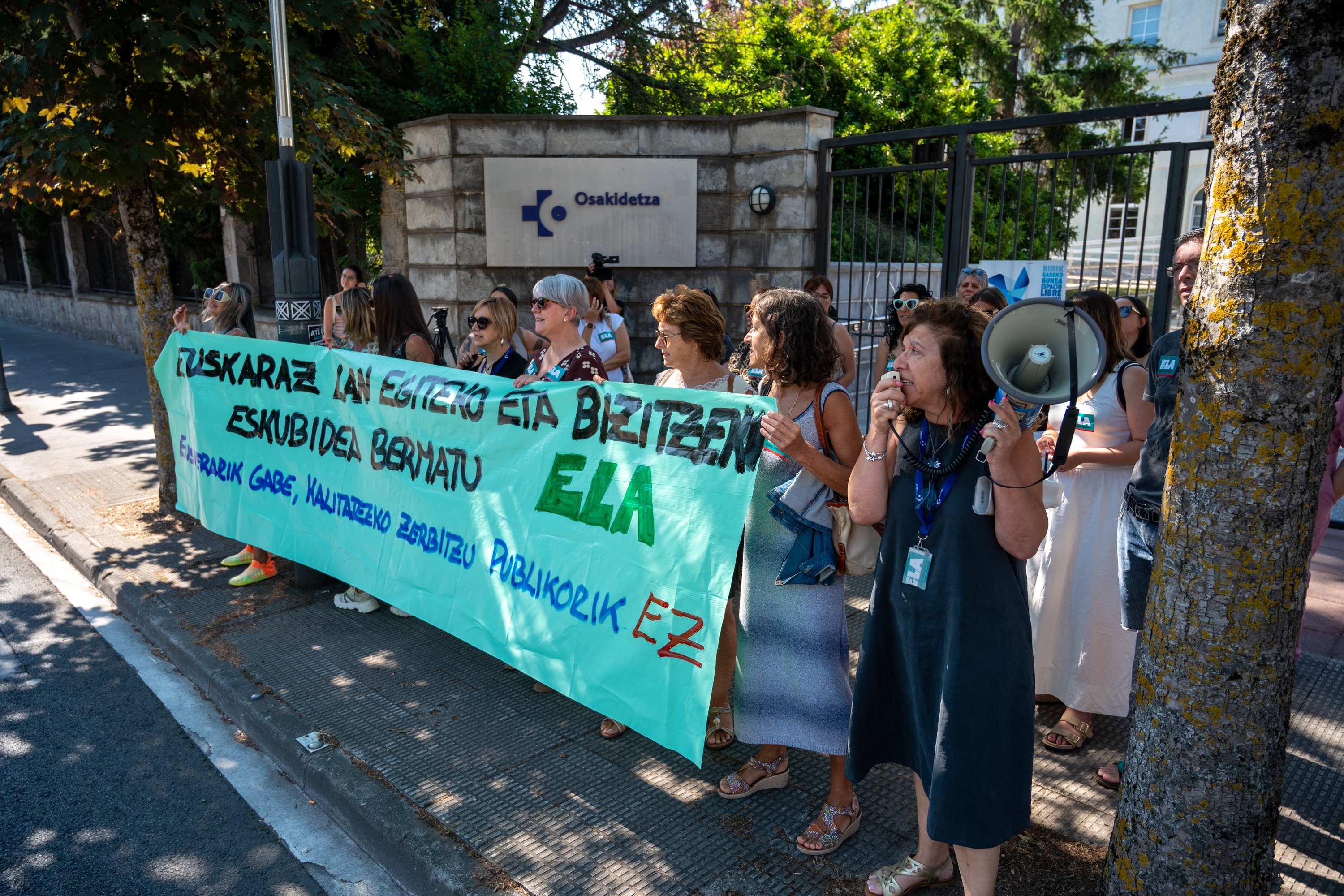 Gaurko elkarretaratzean, Gasteizko Osakidetzaren egoitzaren aurrean. GORKA RUBIO / FOKU Gaurko elkarretaratzean, Gasteizko Osakidetzaren egoitzaren aurrean. GORKA RUBIO / FOKU
