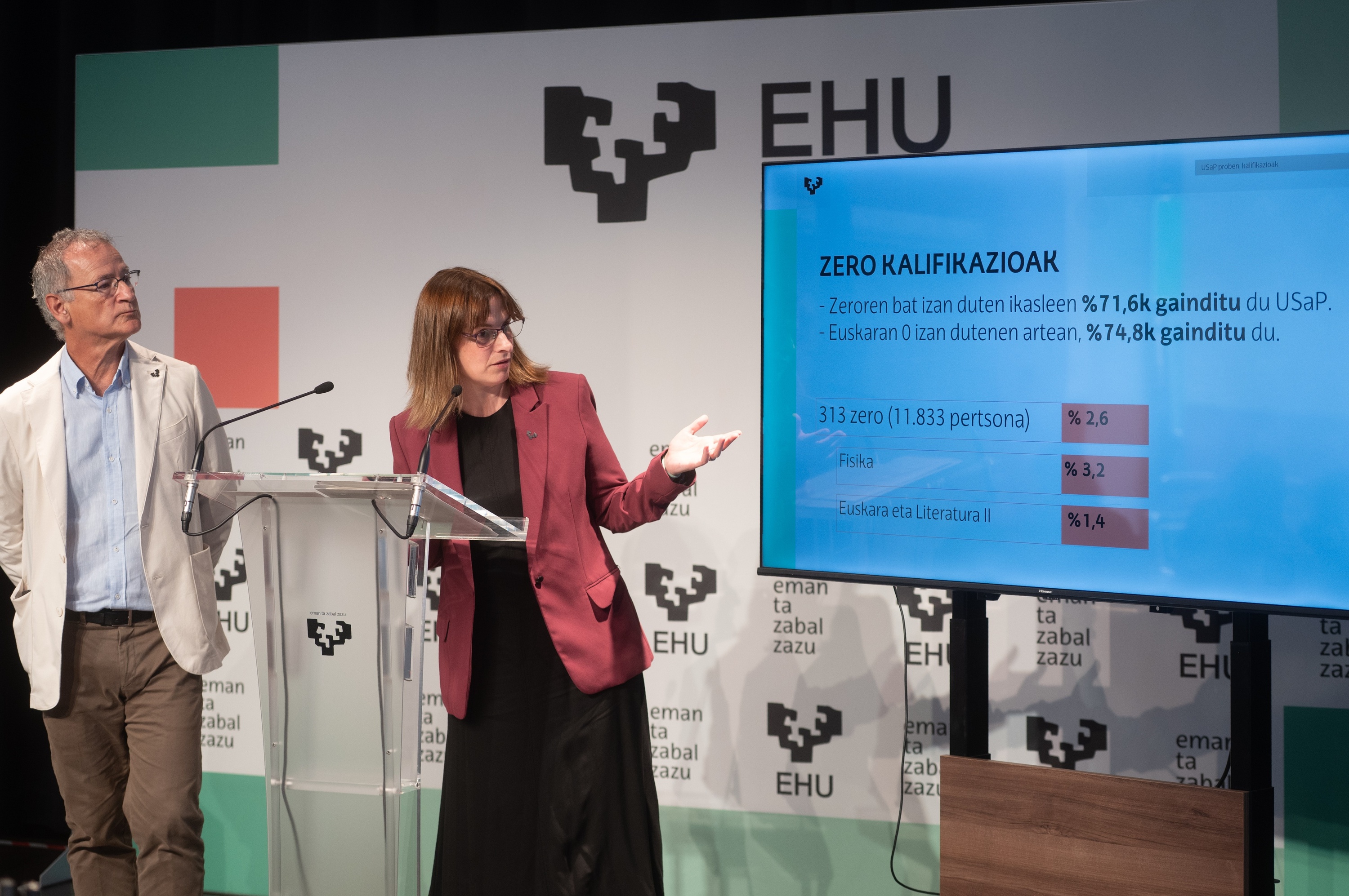 Bengoetxea eta Garai EHUren Gasteizko campusean, azalpenak ematen. GORKA RUBIO / FOKU