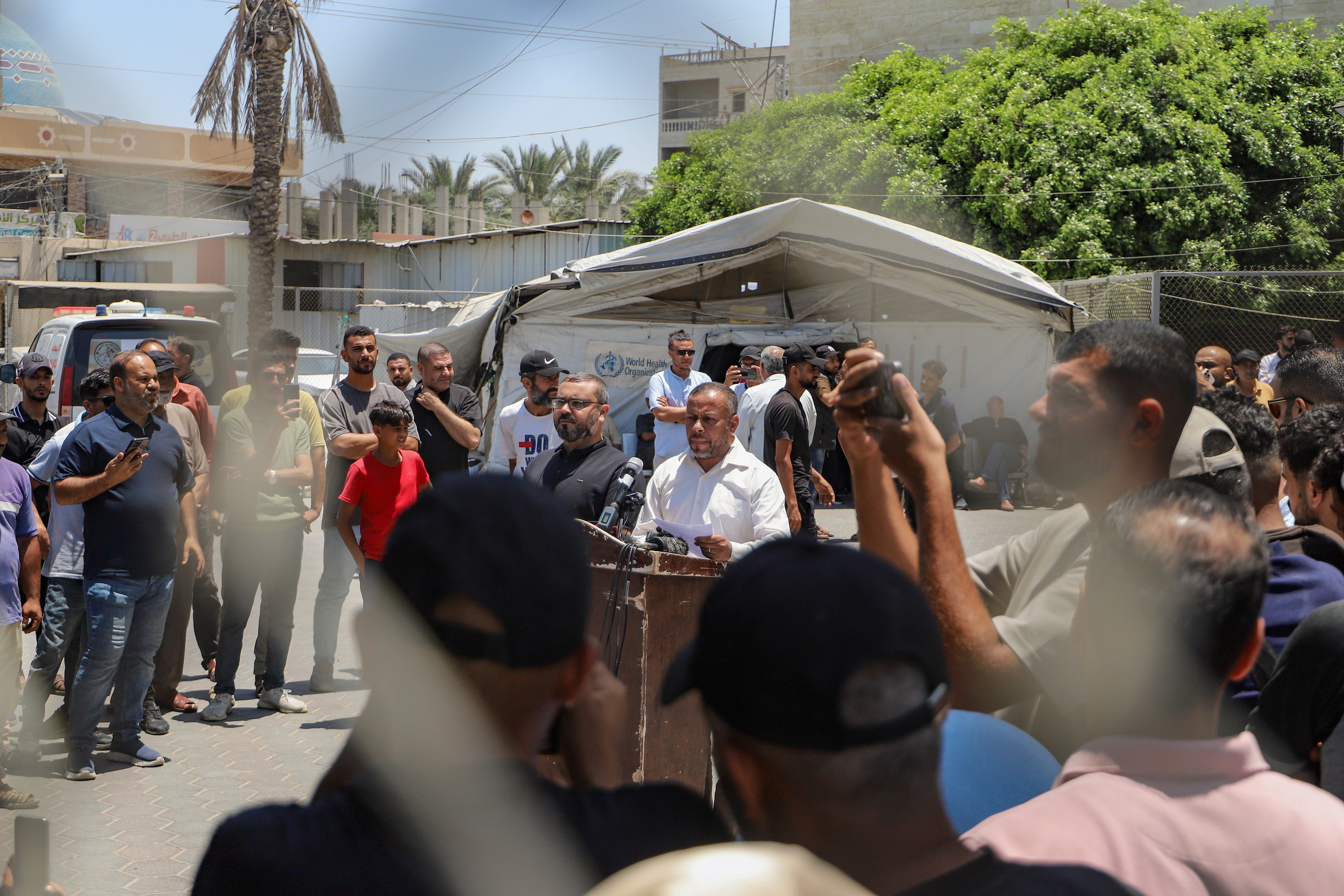 Ismail al-Thawabta Hamsen gobernuko komunikazio arduraduna, gaur, Al-Aqsa ospitalearen aurrean egindako agerraldian, Deir al-Balahn. HAITHAM IMAD / EFE