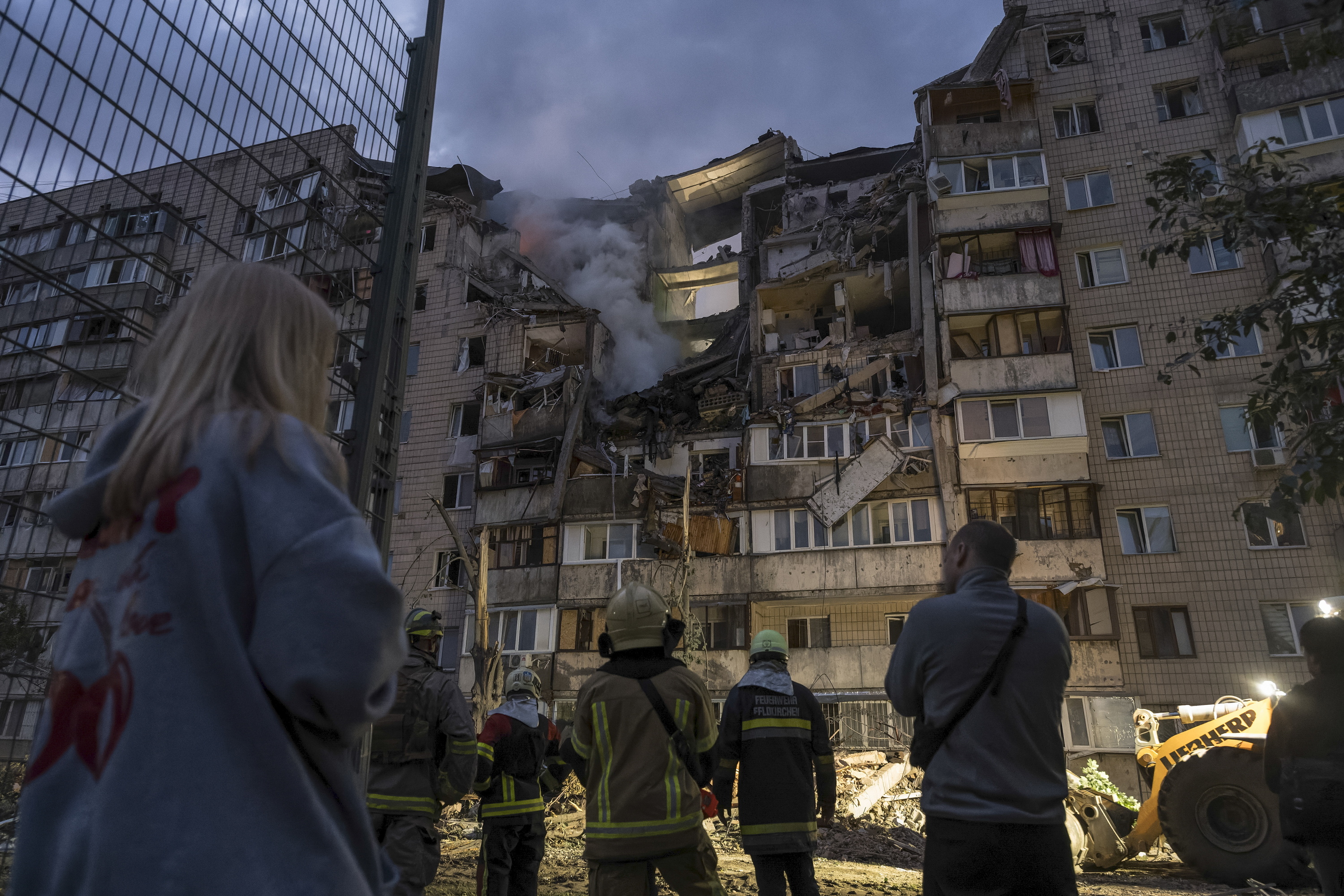 Eraikin bat suntsituta, Errusiak gaur Kiev bonbardatu ostean. BERRIA