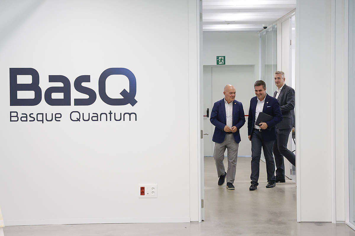 Juan Ignacio Perez Iglesias, Mikel Jauregi eta Javier Aizpurua gaur Donostian, IBMren System Two ordenagailua hartzen duen Ikerbasqueren eraikinean. JUAN HERRERO  /EFE