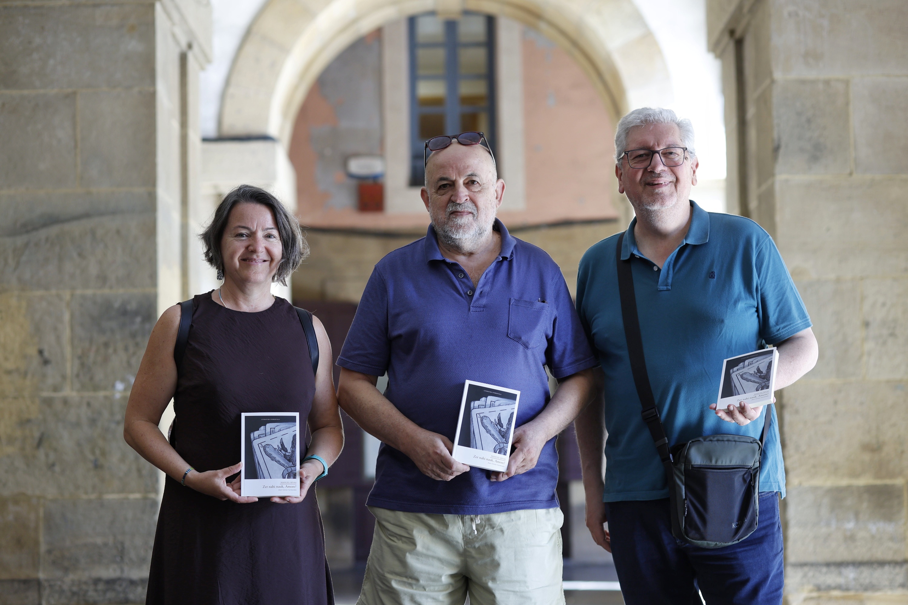 Etxeberria EIZIEko lehendakaria, Juan Garzia itzultzailea eta Inazio Mujika Iraola editorea, gaur, Donostian. MAIALEN ANDRES / FOKU