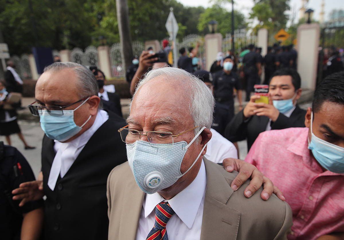 Najib Razak Malaysiako lehen ministro ohia, gaur, Malaysiako Auzitegi Gorenera iritsi den unean, Kuala Lumpurren. FAZRY ISMAIL, EFE