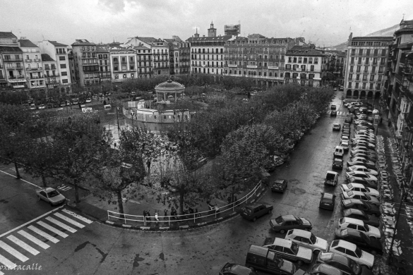 Iruñeko Gazteluko plaza, 2001eko uztaileko lanak hasi aurretik. JOXE LACALLE Iruñeko Gazteluko plaza, 2001eko uztaileko lanak hasi aurretik. JOXE LACALLE