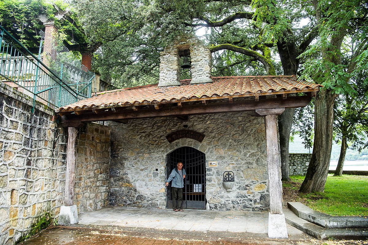 San Antonio baseliza. Han ezkondu ziren Arana eta Atxikallende. LUIS JAUREGIALTZO / FOKU