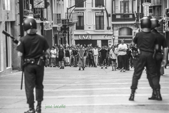 Espainiako Polizia, Gazteluko plazako aparkalekuaren aurkako manifestarien aurrean. JOXE LACALLE Espainiako Polizia, Gazteluko plazako aparkalekuaren aurkako manifestarien aurrean. JOXE LACALLE