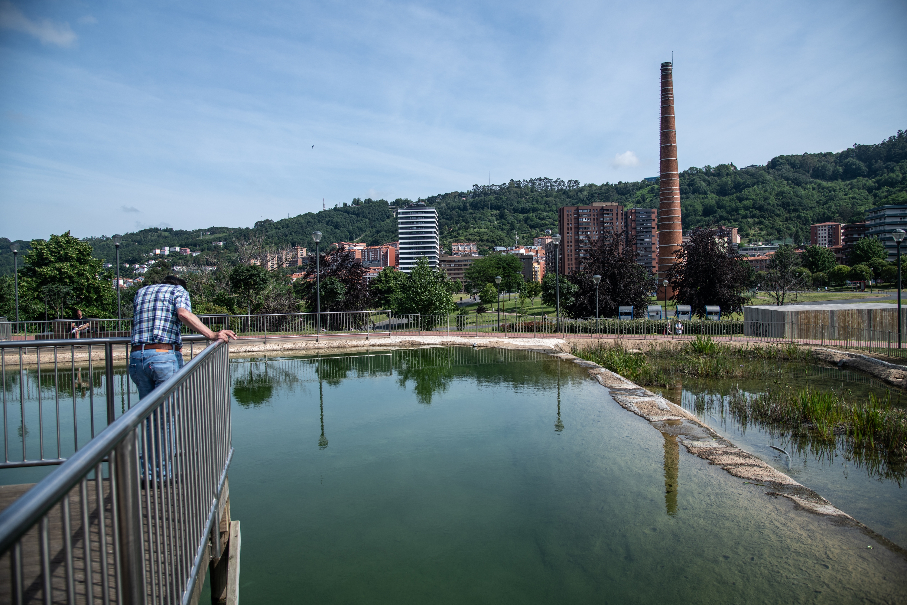 Etxebarria parkeko urmaela eta Etxebarria industriaren tximinia luzea. JOSEAN GIL-GARCIA Etxebarria parkeko urmaela eta Etxebarria industriaren tximinia luzea. JOSEAN GIL-GARCIA