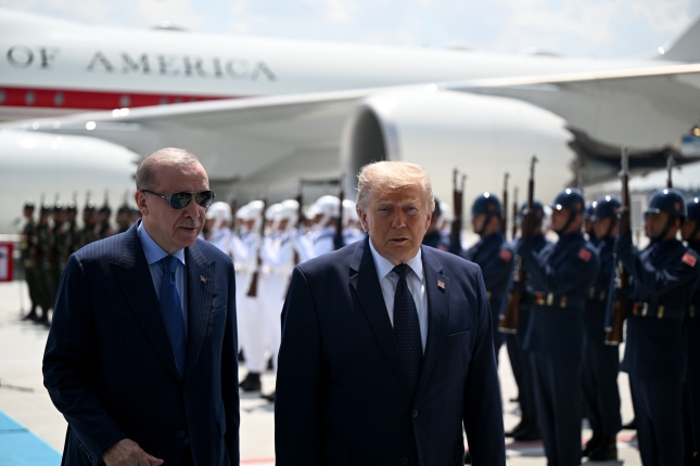 Erdogan eta Trump gaur, Ankarako aireportuan. EFE Erdogan eta Trump gaur, Ankarako aireportuan. EFE