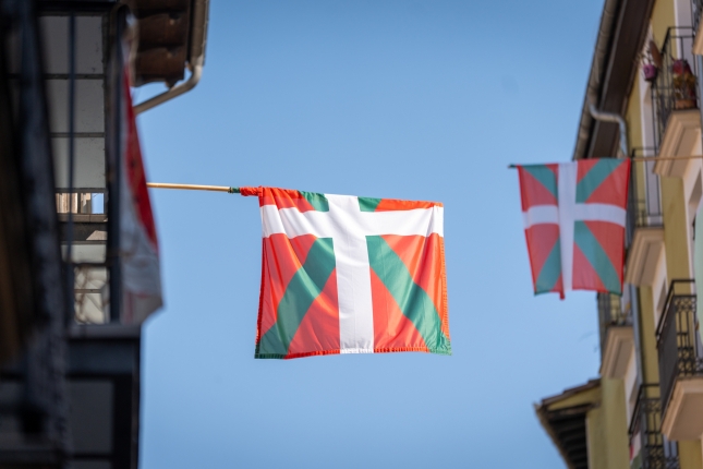 Bi ikurrina, kalean, prozesioa igarotzen den lekuetako batean, kale Nagusian. AITOR KARASATORRE / FOKU. Bi ikurrina, kalean, prozesioa igarotzen den lekuetako batean, kale Nagusian. AITOR KARASATORRE / FOKU.
