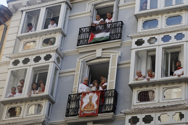 Kontrasteko irudiak. Goian, Palestinaren aldeko bandera; behean, santuaren irudia. JESUS DIGES / EFE Kontrasteko irudiak. Goian, Palestinaren aldeko bandera; behean, santuaren irudia. JESUS DIGES / EFE