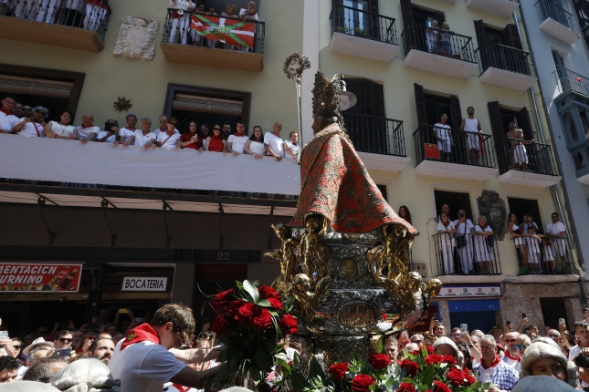 Napardi elkarteak kantatzen du 'Agur jaunak' kale Nagusiaren hasieran. JESUS DIGES / EFE Napardi elkarteak kantatzen du 'Agur jaunak' kale Nagusiaren hasieran. JESUS DIGES / EFE