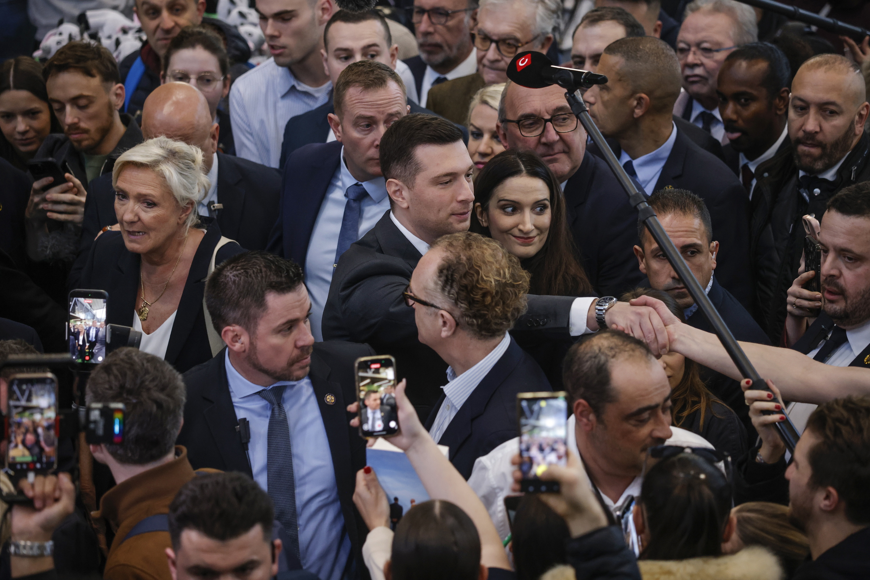 Marine Le Pen eta Jordan Bardella jendetzaren erdian, otsailean Batasun Nazionalak Parisen egindako ekitaldi batean. YOAN VALAT / EFE