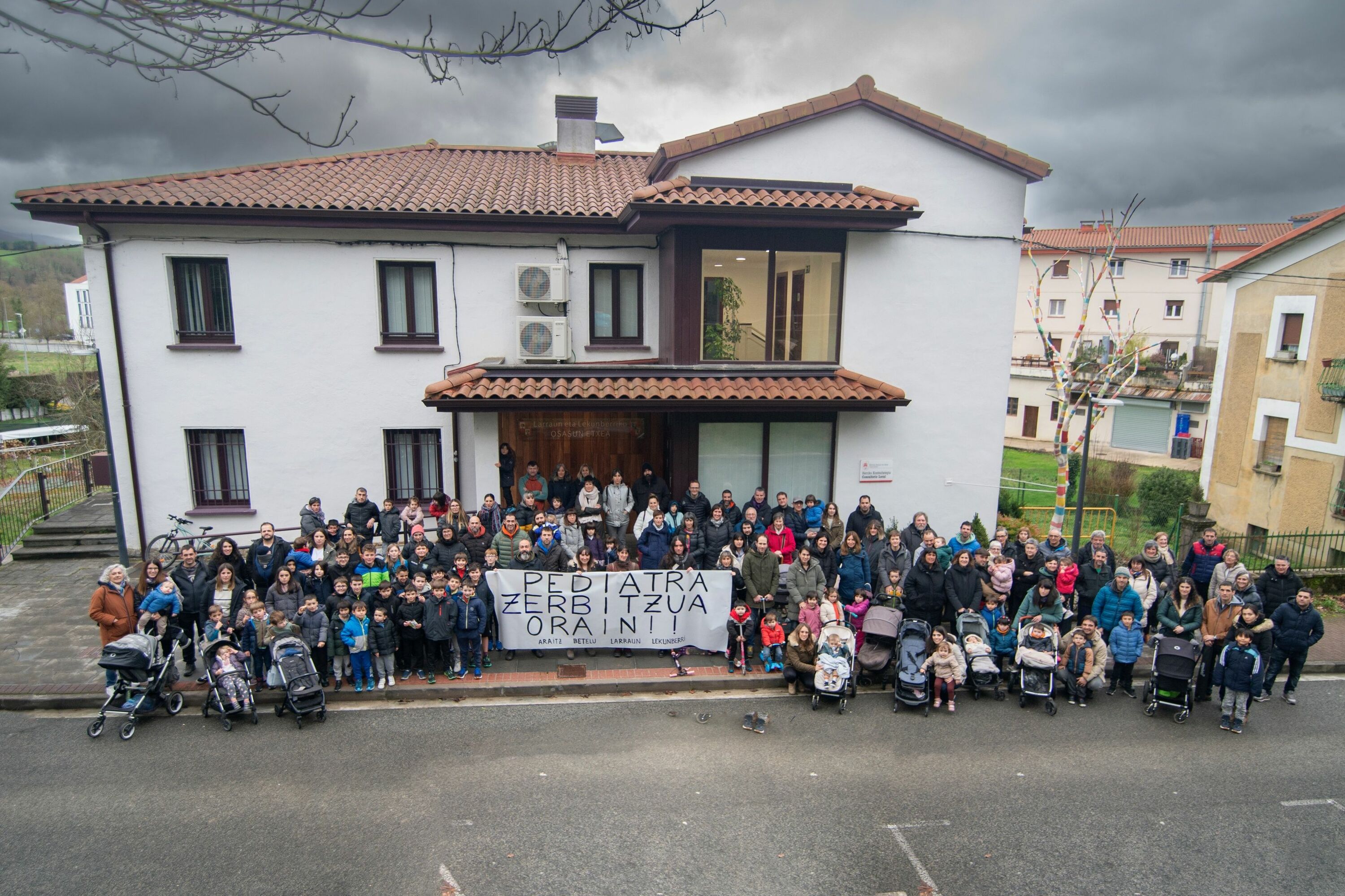 Larraungo eta Lekunberriko kontsultategian pediatra berriz jartzeko eskatu dute familiek Larraungo eta Lekunberriko kontsultategian pediatra berriz jartzeko eskatu dute familiek