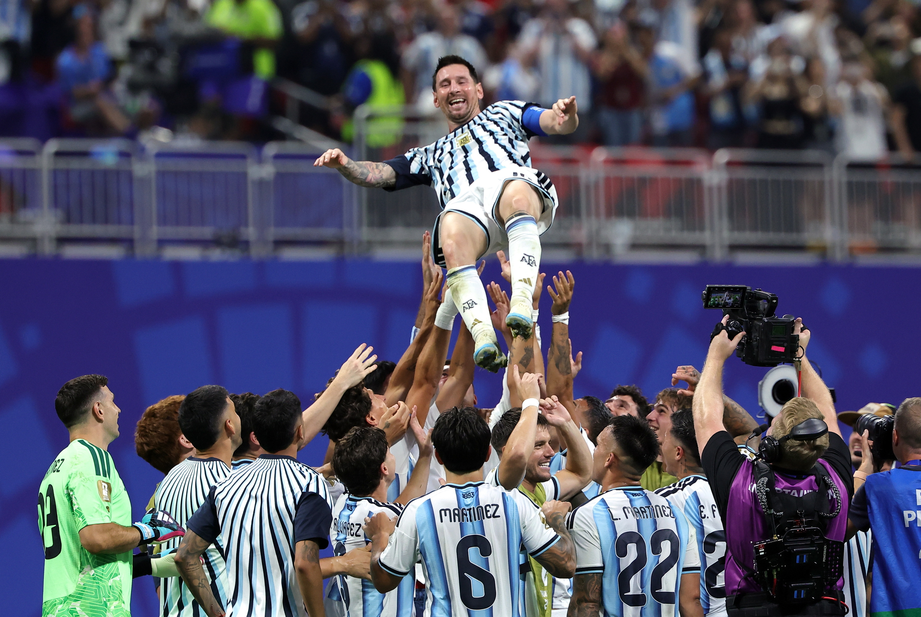 Argentinako jokalariak sailkapena ospatzen, Messi airean dutela. CRISTOBAL HERRERA / EFE