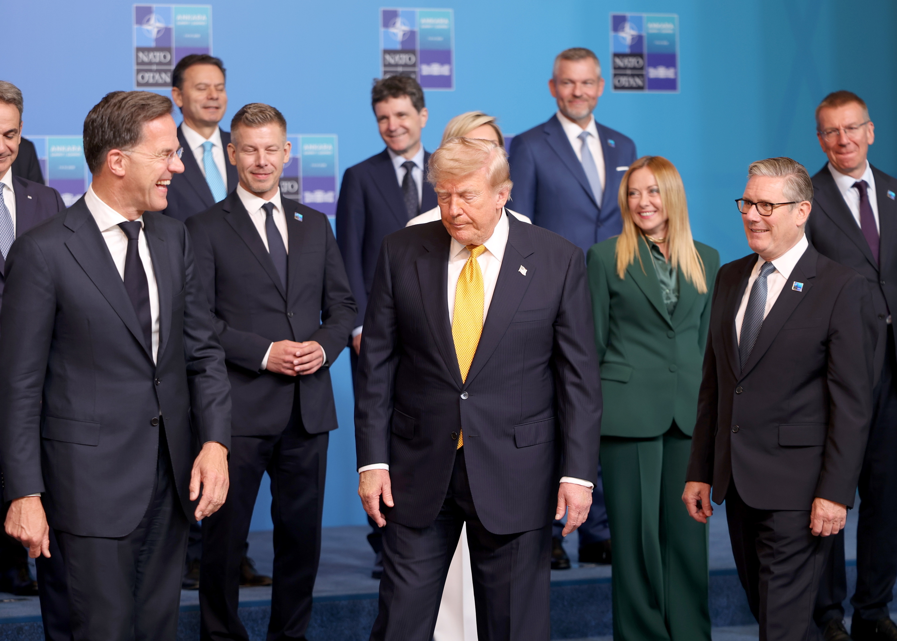 Trump, NATOko idazkari nagusia eta aliantzako estatu kideetako liderrak inguruan dituela, gaur, Ankaran. EFE