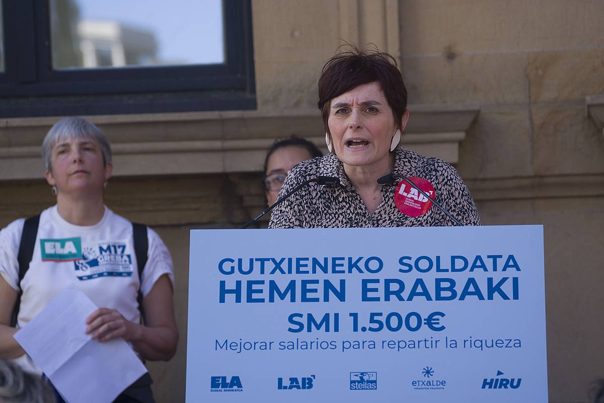 Garbiñe Aranburu LABeko idazkari nagusia, gutxieneko soldata propioa aldarrikatzeko greba orokorraren egunean. JON URBE / FOKU