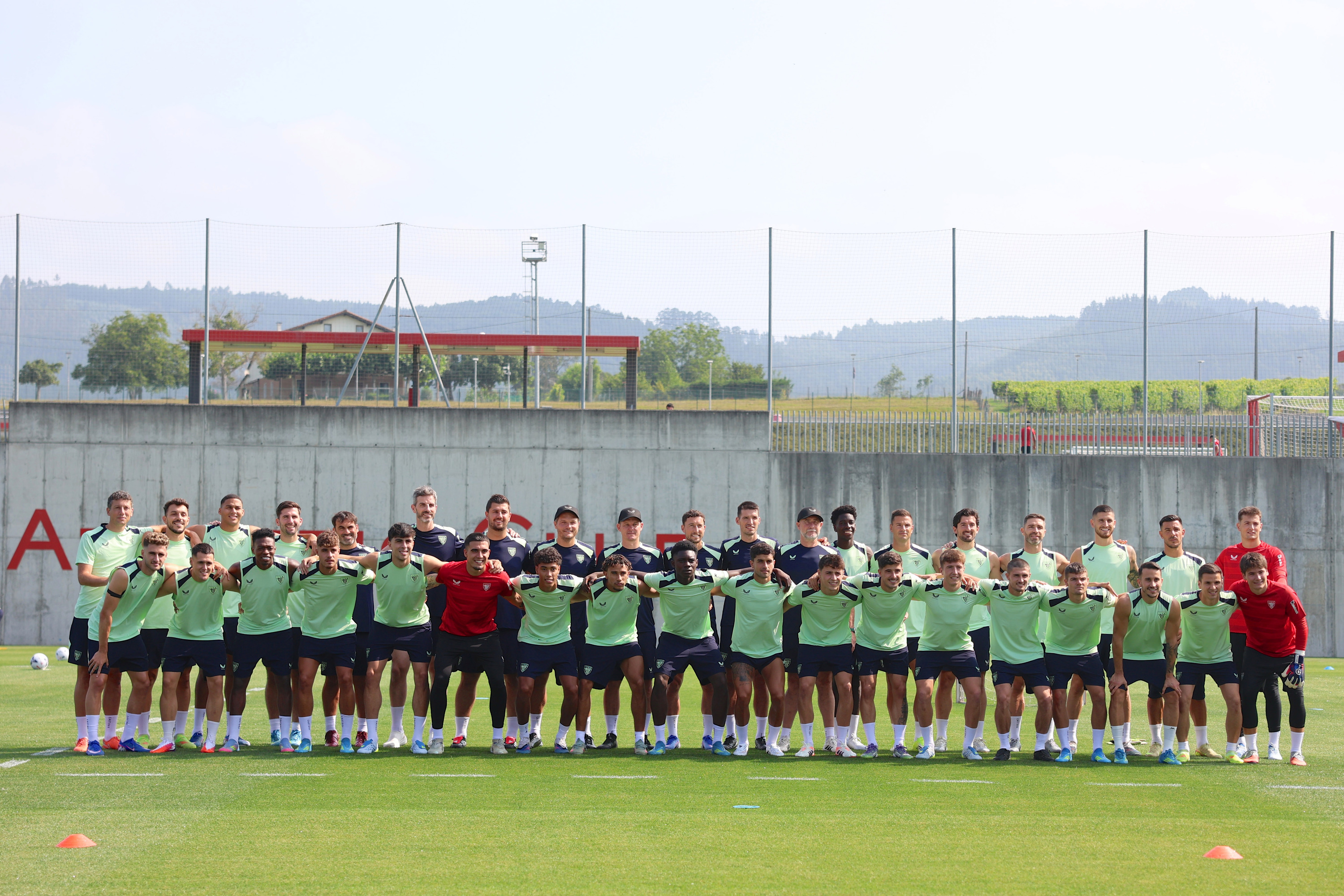  Athleticeko jokalariak eta entrenatzaileak lehen entrenamendua hasi aurretik. OSCAR MATXIN EDESA / FOKU
