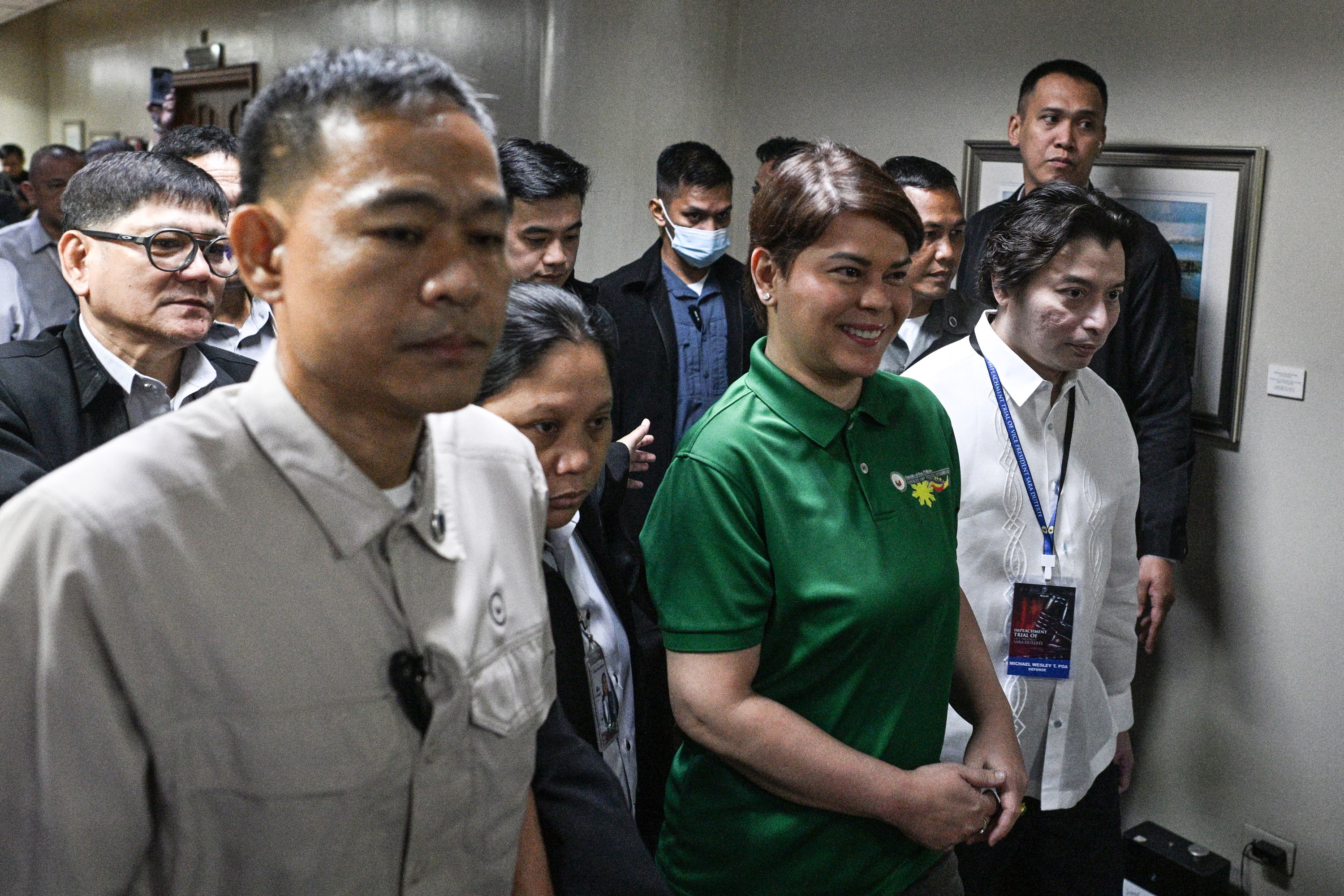 Sara Duterte Filipinetako presidenteordea —berdez jantzita— Senatura iristen, atzo. NOEL CELIS / EFE