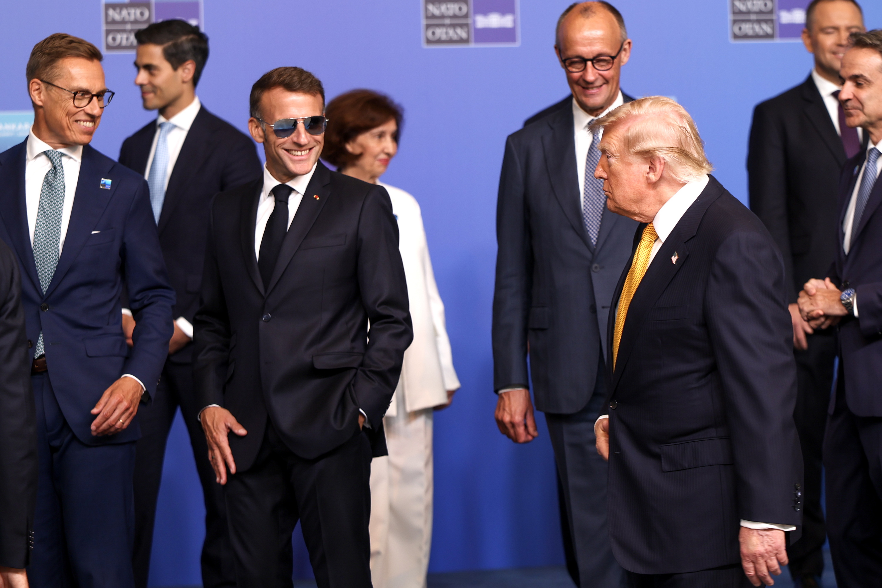 Trump atzo familia argazkira iristen, Stubb (ezkerrean), Macron (erdian) eta Merz (eskuinean) begira dituela. GEORGI LICOVSKI / EFE