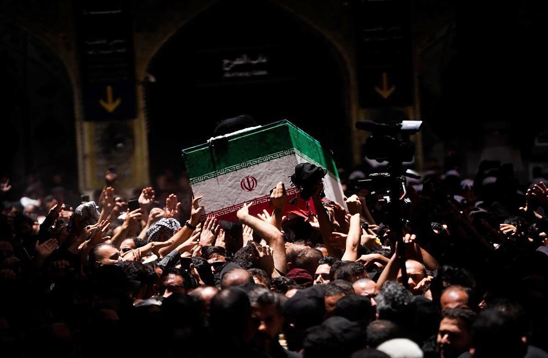 Ali Khameneiren hilkutxa atzo, Irakeko Najaf hirian. Gaur lurperatuko dute. EFE