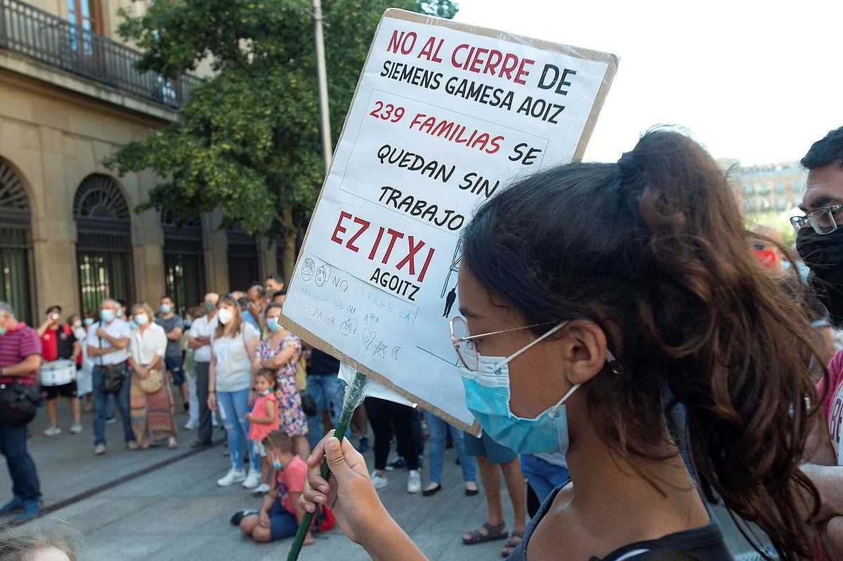 Gazte bat, itxieraen aurkako afixa batekin, azken egunetako protesta batean. IñAKI PORTO (EFE)