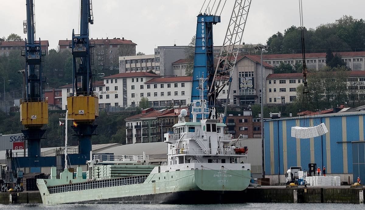 Merkantzien garraiorako barku bat Pasaiako portuan. JUAN HERRERO (EFE)