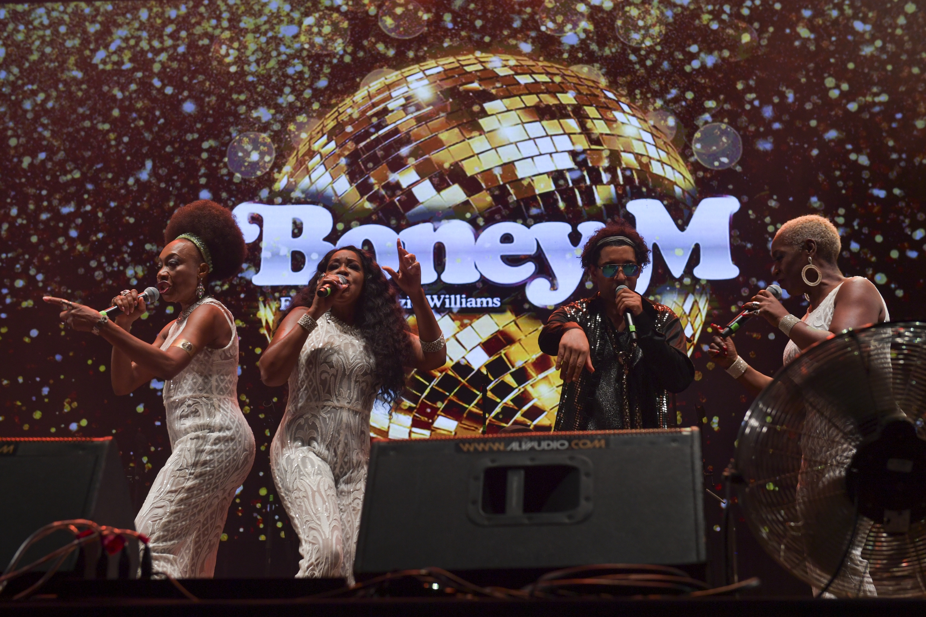 Boney M feat. Maizie Williams taldea, astelehenean, Gazteluko plazan. IDOIA ZABALETA / FOKU