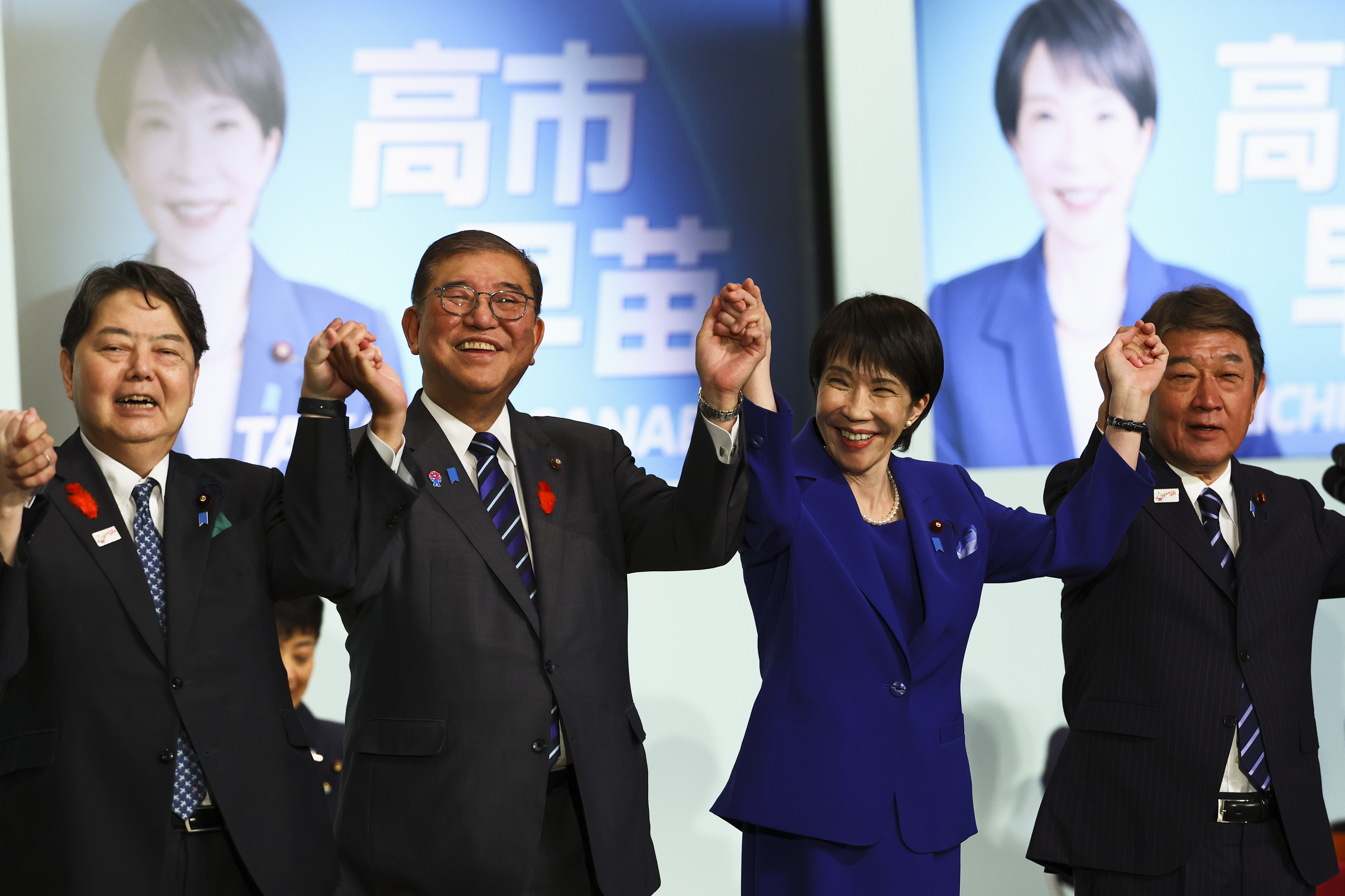 Sanae Takaichi Japoniako lehen ministroa —urdinez—, alderdikide batzuekin, iazko urrian. KIM KYUNG-HOON / EFE