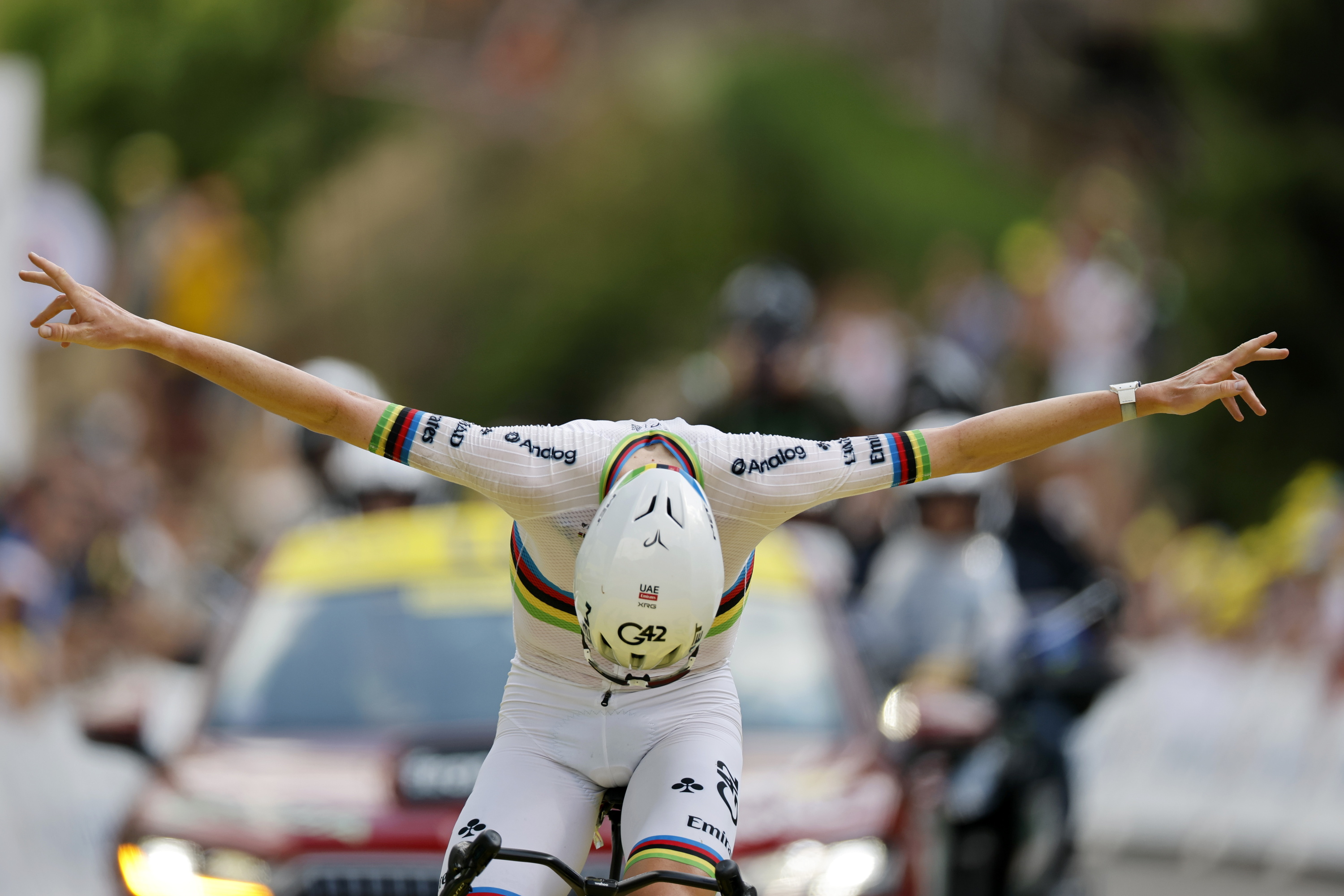 Tadej Pogacar, garaipena ospatzen. GUILLAUME HORCAJUELO / EFE