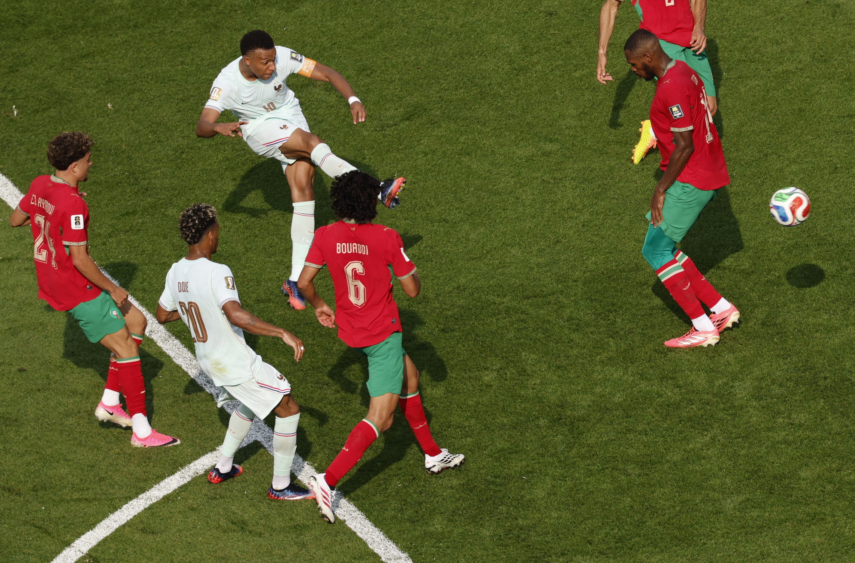 Mbappe, arerioz inguratuta, lehen gola sartzeko jaurtiketa egiten. GREG M. COOPER / EFE