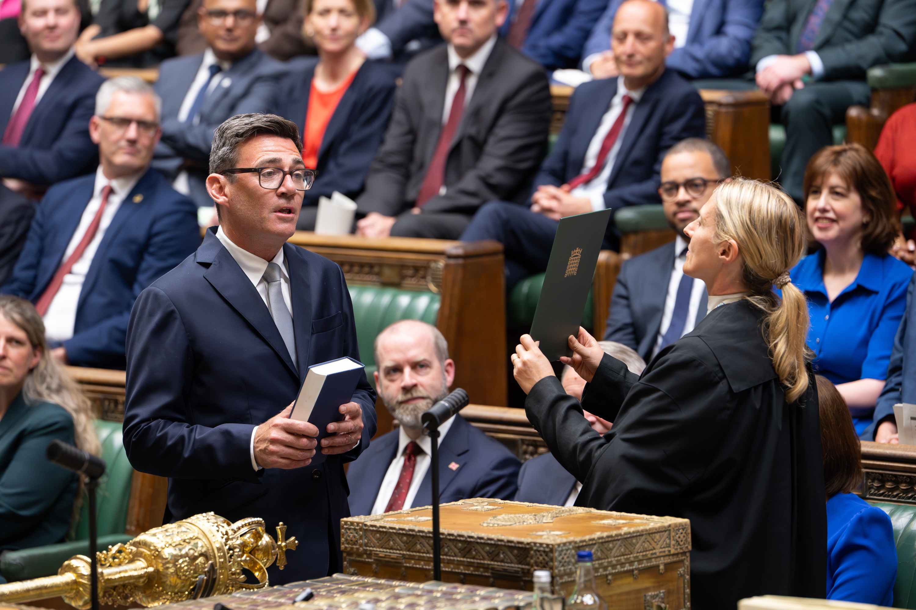 Burnham Komunen Ganberako diputatu kargua hartzen, ekainaren 22an. EFE
