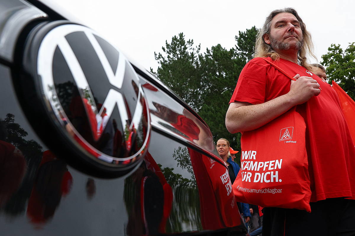 Volkswageneko langileak protestan atzo, Wolfsburgen (Saxonia Beherea, Alemania). LISI NIESNER / EFE