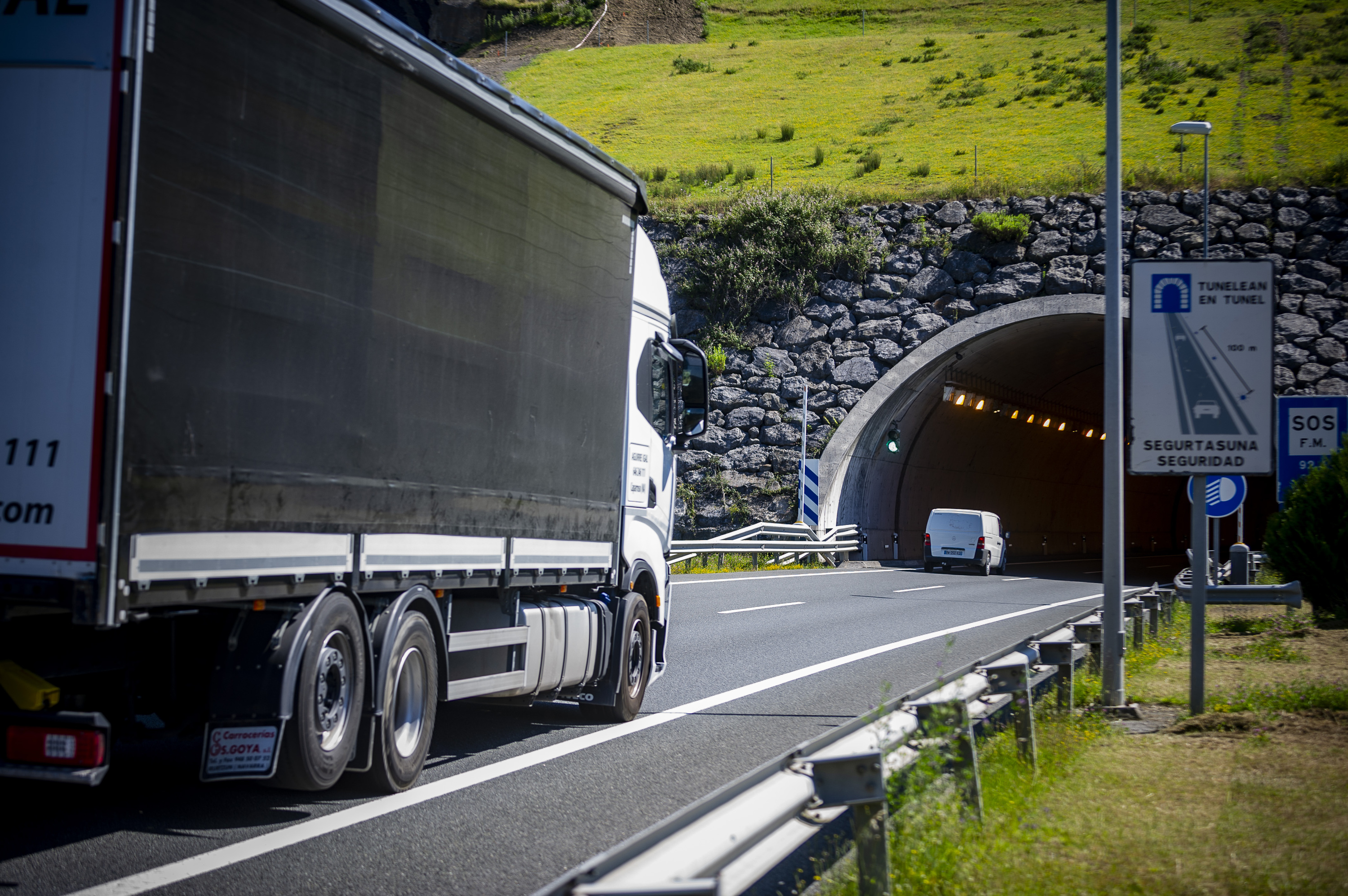 Kamioi bat Eskoriatza inguruan, artxiboko irudi batean. JAIZKI FONTANEDA / FOKU