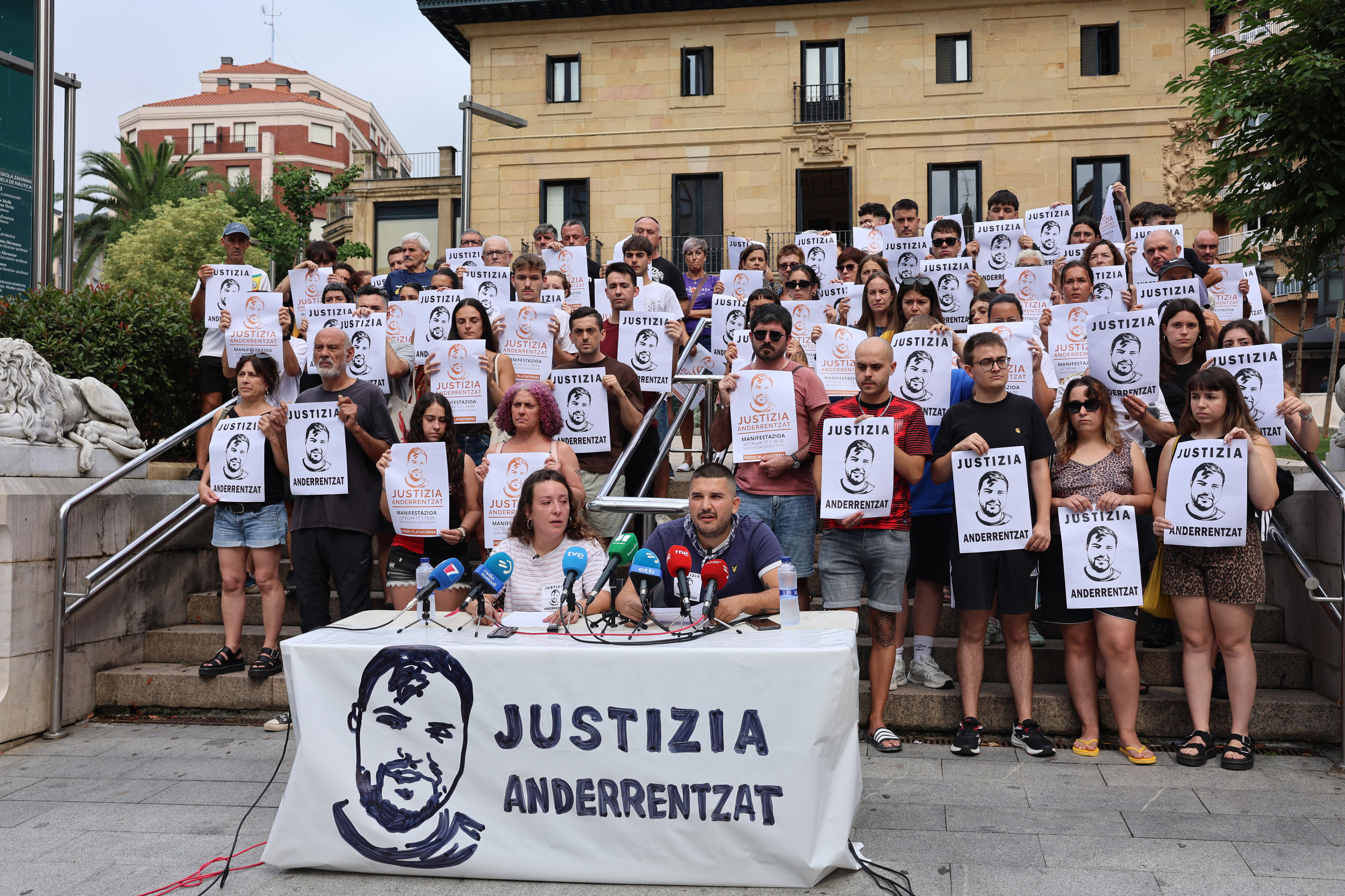 Justizia Anderrentzat herri plataformaren aurkezpena, gaur, Santurtzin. OSKAR MATXIN EDESA / FOKU Justizia Anderrentzat herri plataformaren aurkezpena, gaur, Santurtzin. OSKAR MATXIN EDESA / FOKU